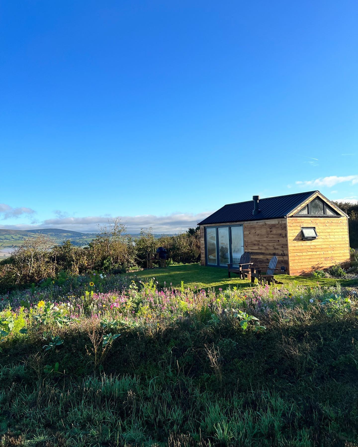 Escape to The Land 🌿
Three unique cabins on the South Devon coastline. Wood fired hot tubs, walking distance to cosy pubs, close to sandy beaches and the lovely towns of Kingsbridge and Salcombe.
2023 calendar now open 🌿