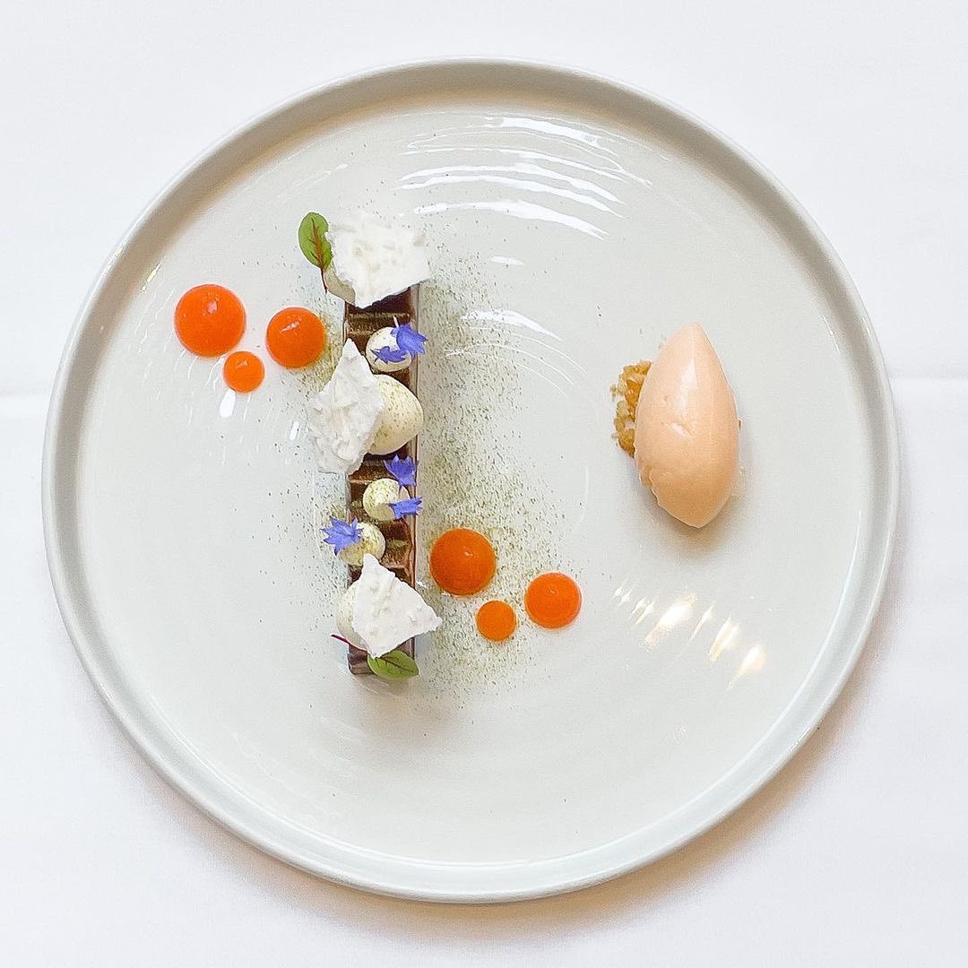 Barre Nanaimo façon Saint Amour et yogourt glacé aux agrumes 🍊🍫🥥 Joyeux Noël!!! 🎄
#menudesfêtes #gastronomiequebecoise #ericlessardchefpatissier #ragedesucre
📸 @olivier.gosselin8