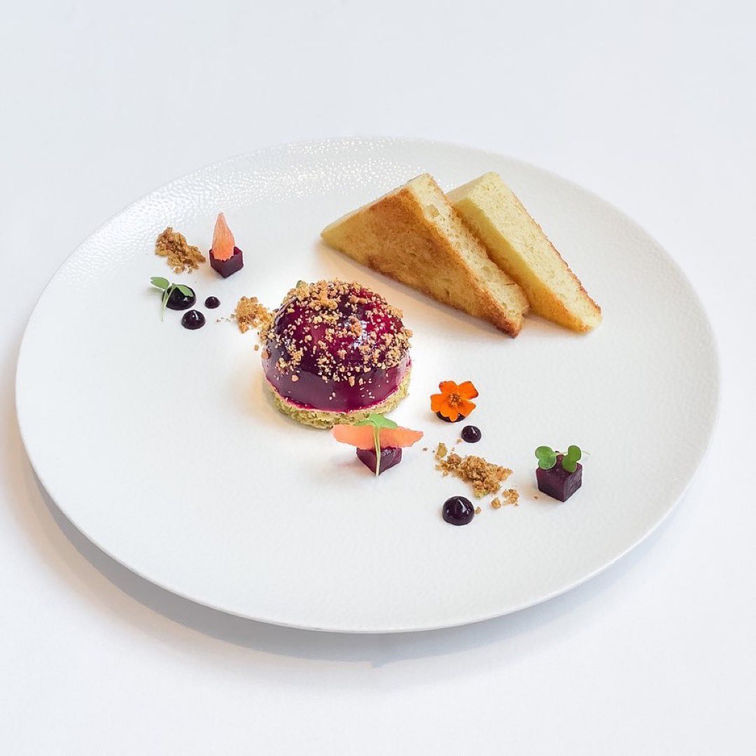 Noël au Saint-Amour
Dôme de Foie Gras, coeur au cassis, cake à la pistache et nappage betterave. Suprême d'orange sanguine et cube de betterave compressé au Triple Sec. Brioche maison
📸: @olivier.gosselin8
#lesaintamour #gastronomiequebecoise #qcfoodie #saintamour #restaurantlesaintamour #experiencesaintamour #gastronomiequebecoise #quebecfoodies #quebeccityfoodies #qcfoodie #restoquebec #foodies #quebecfood #vieuxquebec #alimentsQC #quebeccityfoodies #québeclovers #quebeccity #québeccity #quebeccityfoodies #quebeccitylife #quebeccity🇨🇦 #saintamour #restaurantsaintamour #quebectablegourmande #quebecregion #quebecregiongourmande #mangerlocal #mangerquebec #quebecfoodies #quebeccity