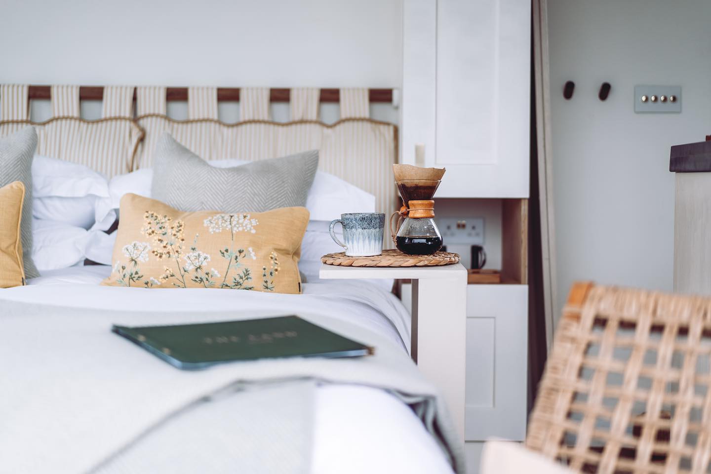 Coffee at Cottlass 🌿
📷 @hwatertonphotography
#escapetotheland #cabins #devon #glamping #cosymornings #coffeeinbed
