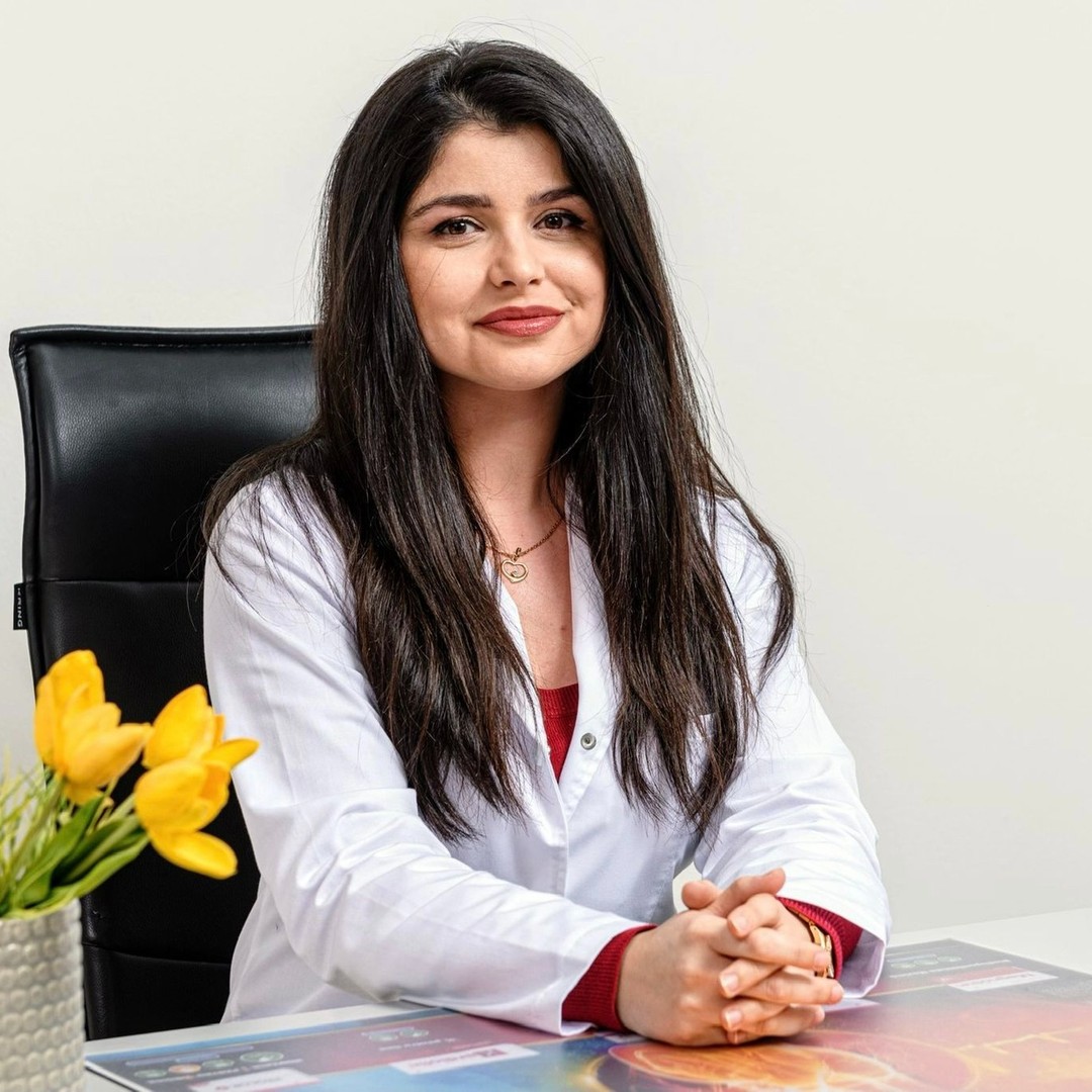 Wir begrüßen unsere Fachärztin Frau Dr. Andreea Dumitrascu in unserem Team. 😊
Frau Dr. Dumitrascu ergänzt durch ihre langjährige dermatologische und allergologische Erfahrung in einer großen Praxis mit ähnlichem Behandlungsspektrum und -konzept, sowie ihre Expertise auf dem Gebiet der operativen und ästhetischen Dermatologie, einschließlich aller Laserbehandlungen unser Team optimal.
Herzlich willkommen ! 🌺