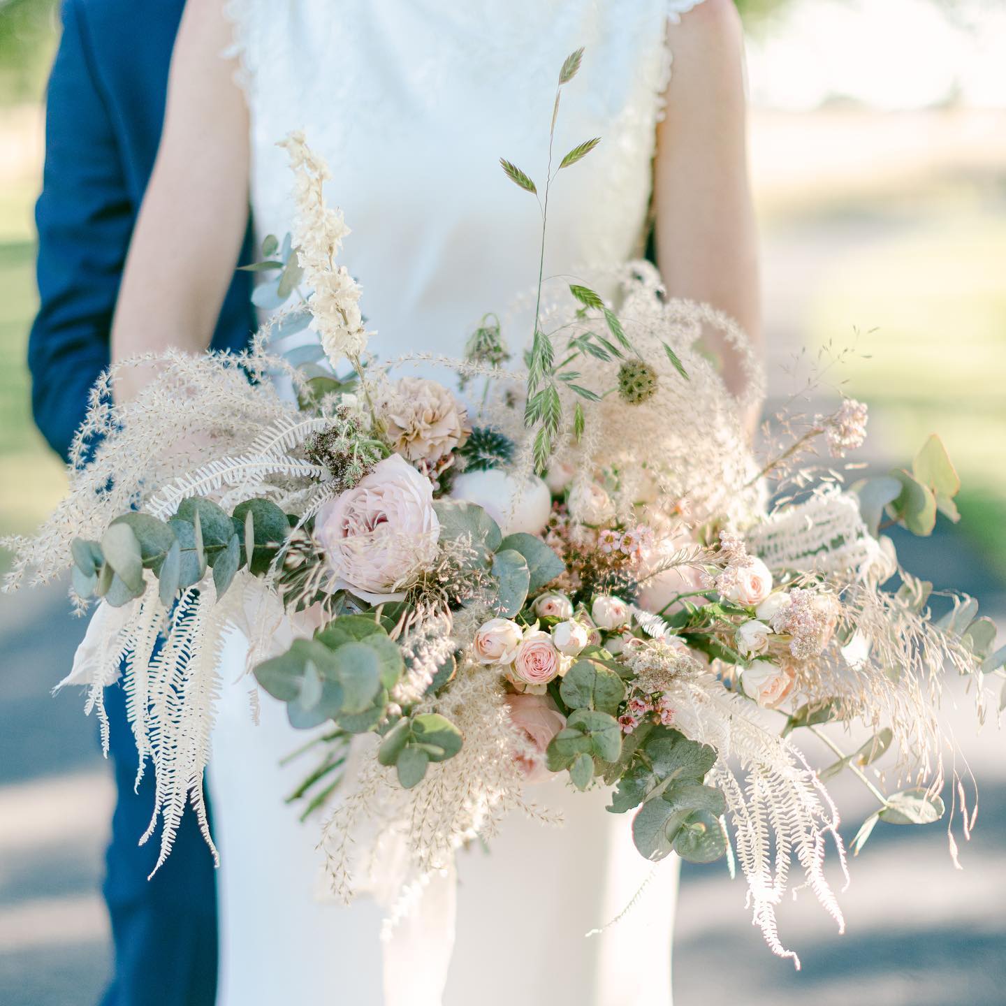 Bouquet tip for you wedding photos: make sure your bouquet is angled towards the camera, slightly tilted. Your hands should be completely covered by the flowers. Ask your photographer for directions if you’re not sure! You definitely want your florals to look their best, at least as good as you 😉
@gigifineart captured the light of this day so well. She managed to immortalize the romance, the softness and the sweetness of this wedding, which I feel are all qualities she possesses herself ☺️
I can’t wait to get back to those summer days! Winter is not my season…
Florals by @lebazarapetales
Venue @le_petit_moulin_du_rouvre
#brittanywedding #weddinginbrittany #frenchplanner #frenchweddingstyle