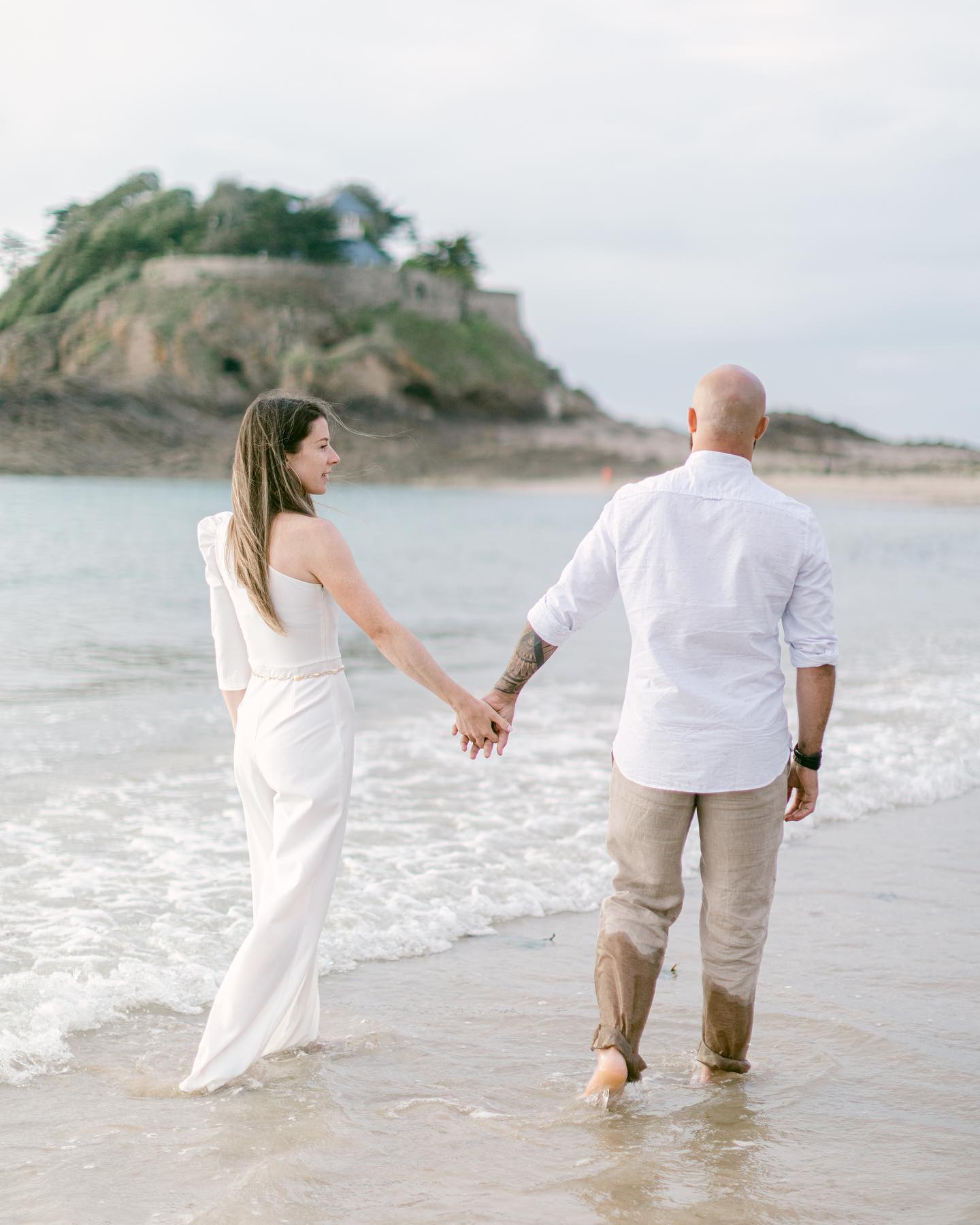 If you want to elope in France, chances are you want to get a unique wedding day. For your ceremony location, for your couple session and your dinner, be open to your wedding planner’s suggestions.
You lights have a ton of ideas, and it’s great to use your wedding professional as a sounding board. Your planner will listen to your ideas, and expand the realm of possibilities, whether location, decor, or flow of the day.
Trust is key.
📸 @gigifineart
#beachwedding #weddingsinfrance #elopeinparis #elopeinfrance #smallwedding #frenchweddings