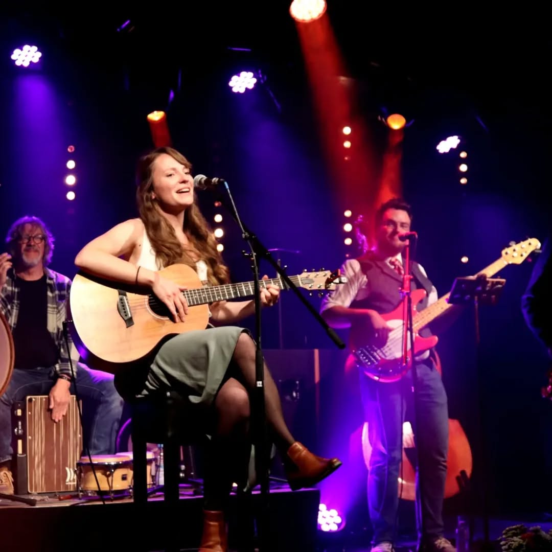 2022 Rewind
Puh was für ein bescheuertes Jahr! Krieg in Europa, Revolution im Iran, Musk dreht durch, Krankheiten, Tode und Verluste... aber zum Glück auch ein paar schöne Sachen... deswegen gibt es hier jetzt ein kleines positives 2022 Rewind von mir.
1) @lisafitzek CD Release "Black Water Bridge" im Lindenkeller in Freising mit @seehonroman und vielen anderen
2) "Der Kontrabass" von Patrick Süskind, Solotheaterauftritte in Wolfratshausen und Freising
3) seit Februar Moderator bei Radio Lora München (Ich bin fast immer hörbar: Mittwoch von 18-19 Uhr auf der 92,4)
4) Bei der Verleihung des Europastaatspreises in Wien
5) Diplom als Sprecher erfolgreich abgeschlossen, Sprecheraufträge nehme ich immer gerne entgegen...
6) Mein zweites Stück "Das Verschwindekabinett" wurde im Cantus Verlag veröffentlicht! (Und ein drittes fertig geschrieben)
7) Theateraufführung mit dem Theater-GGG e.V. "Das hat man nun davon" von Heinz Erhard
8) Bei der Verleihung des "Merietée Europeen" und "Europeen of the Year 2022" Award und "Ferngespräch" live in Wien
9) Kunst war dieses Jahr digital, mein neuer Kanal @liminal_flomiz begann auch dieses Jahr
10) Und natürlich gab es weiteren Familienzuwachs und wir sind endlich zu viert❤️ MAEIF
Bester Film: RRR
Beste Serie: The devils hour
Beste Alben: Lisa Fitzek - Black Water Bridge/ Rammstein - Zeit/ Heilung - Drif/ Tim Köhler - Wir doch irgendwie auch
Bestes Konzert: Heilung live im Zenith
Ich wünsche euch allen einen guten Rutsch und ein wunderbares Jahr 2023! Ich freue mich sehr darauf 2022 hinter mir zu lassen und freue mich schon auf das nächste jahr! Einige schöne News, was 2023 so ansteht kommen bald😉
LG Euer mofliz
#2022 #rewind #rewind2022 #lisafitzek #derkontrabass #kontrabass #radio #radiolora #lora924 #wien #münchen #theater #erhardt #ferngespräch #kikunst #liminal #familie #family #verschwindekabinett #mofliz #fitzek #vienna #munich #wolfratshausen #freising #europedirect