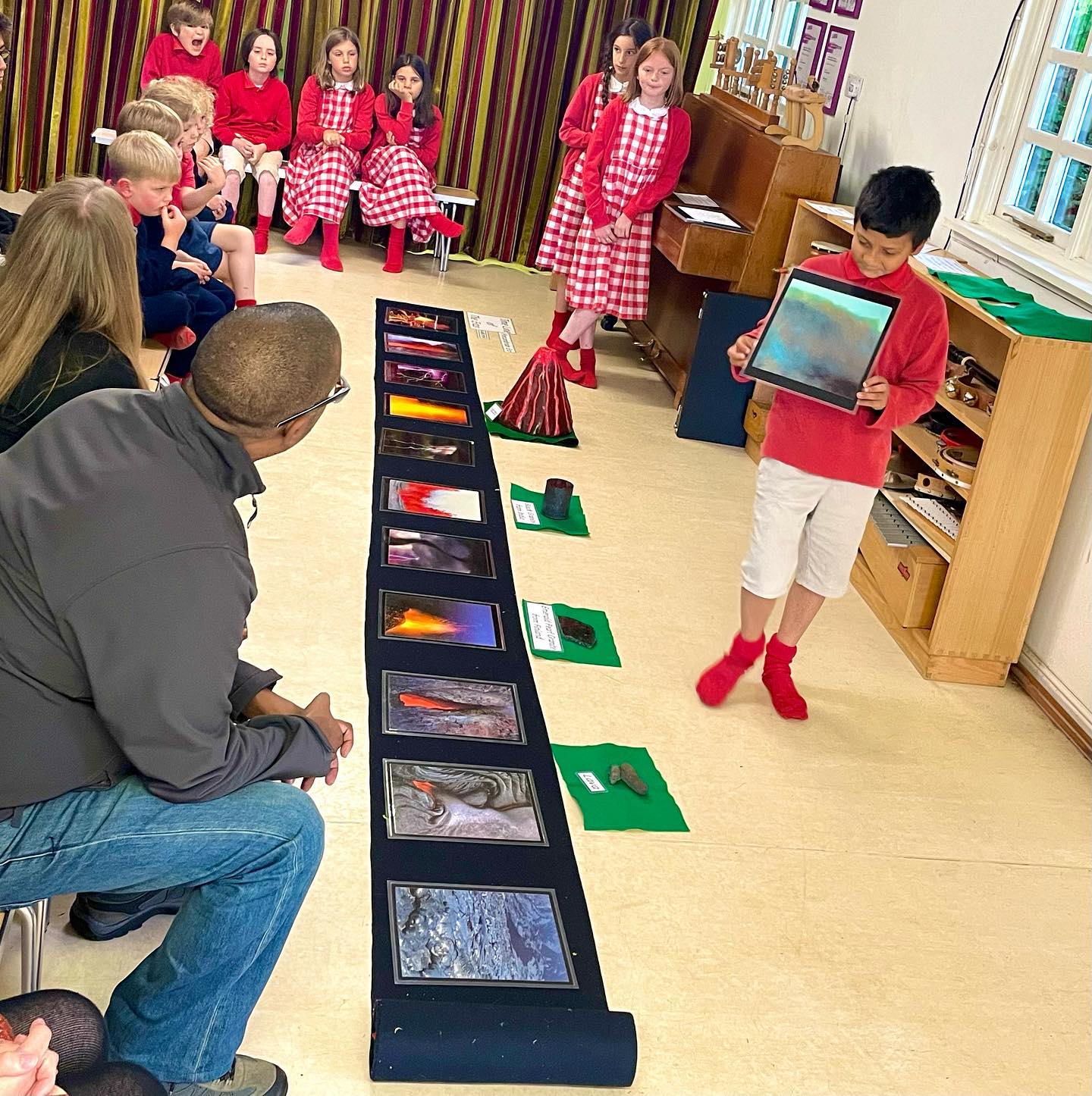 Upper Elementary just loved presenting the Time Line of the Eras to their parents andyounger children…
#montessorikent #montessoriprimary #montessorigreatlessons #montessoritimeline #montessorikids