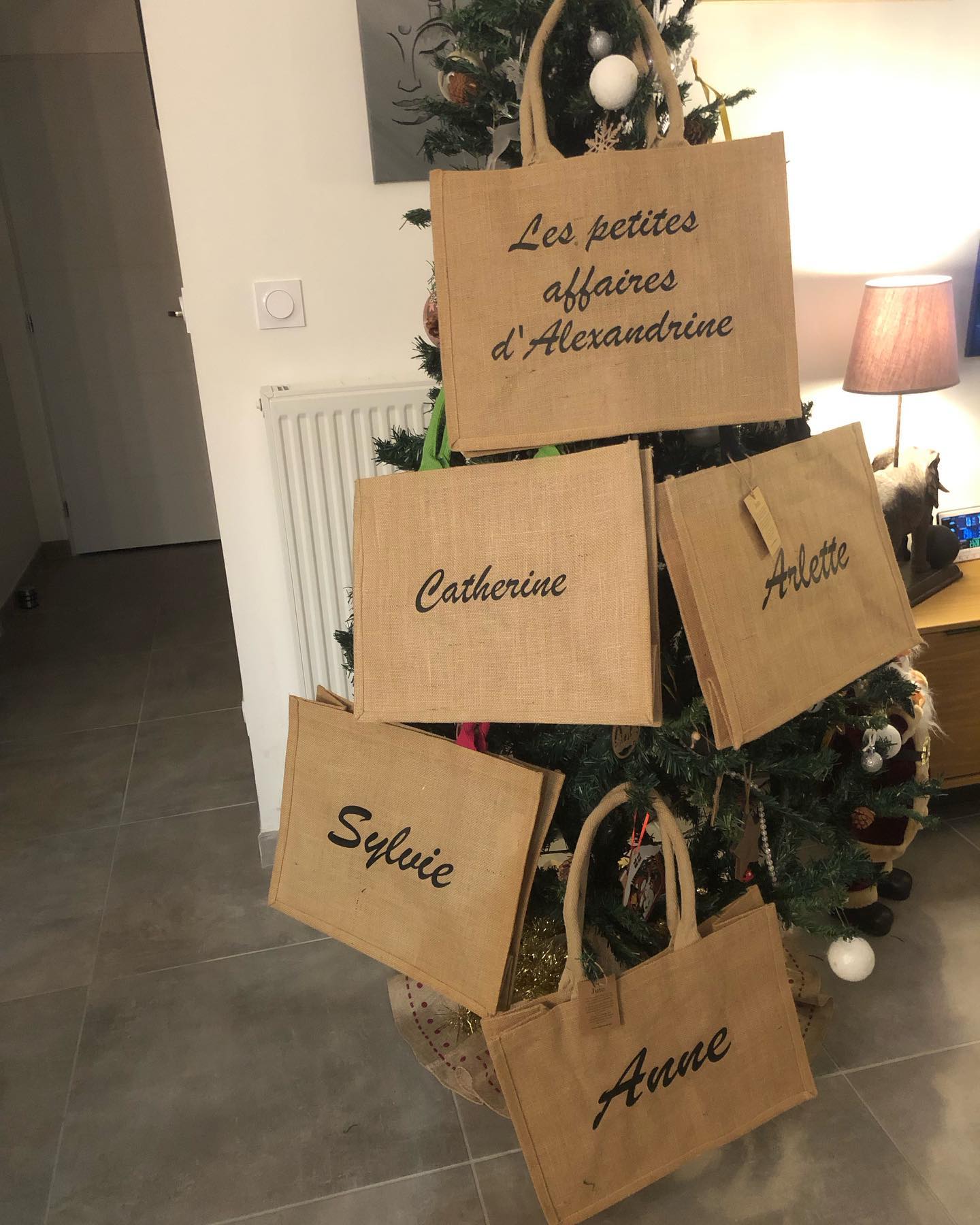 J’espère que le père-Noël a été généreux et vous à bien gâté place au nouvel an ce soir.
Pour ce début d’année quoi de mieux que l’annonce de nouveaux produits dès demain sur la boutique.
Pendant que vous vous réveillez tranquillement de votre soirée n’hésitez pas à passer sur la page pour découvrir tout ça.
En attendant voici des créations faites pour noël.