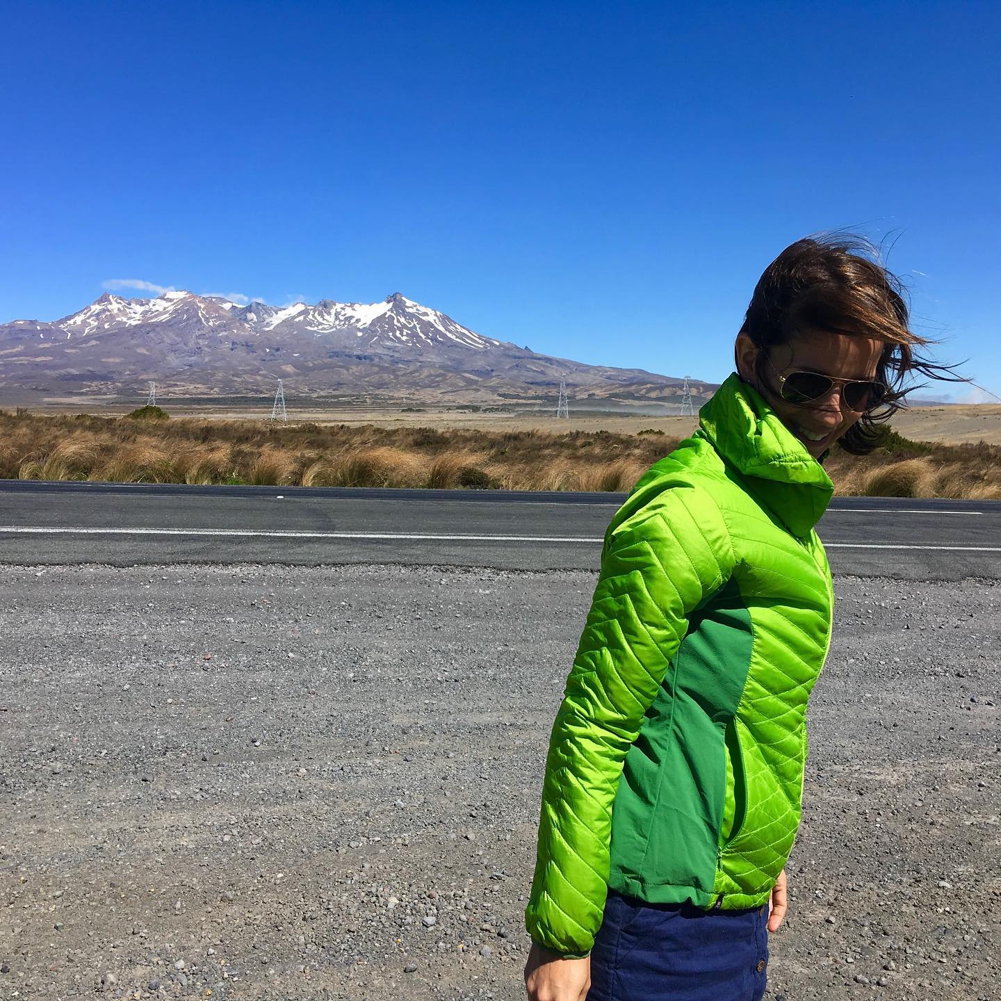 MUT
Vor genau 4 Jahren, am 5. Januar 2019, habe ich nicht nur mein erstes Foto hier auf Instagram gepostet, sondern saß dabei noch mit meiner Familie im Flieger. Hinter uns lag damals ein intensives Jahr der Planung unserer Auszeit zum anderen Ende der Welt. Viele hielten uns damals für verrückt oder vielleicht einfach nur für naiv.
Wir haben die Kids aus der Schule genommen, 80% unseres Hausstandes verkauft, die Wohnung gekündigt und 1 Jahr lang jeden Euro zur Seite gelegt um dieses Abenteuer zu finanzieren.
Einen Tag vor Abflug war ich total verzweifelt. War es die richtige Entscheidung? Gut dass ich nicht wusste oder eher gesagt ansatzweise erahnen konnte, welche globalen und persönlichen Herausforderungen uns Jahre danach noch erwarten sollten.
Gut dass ich auch heute nicht weiß was morgen passieren wird und dass meine Begeisterung oft viel größer ist als mein Verstand. Danke, dass ich mutig bin Veränderungen als Chance zu sehen und diesen Mut nicht verliere auch wenn es mal schief geht.
Würde ich rückblickend trotz der vielen Schwierigkeiten noch einmal so einen Schritt wagen? Ja, denn das macht das Leben für mich so wunderbar lebendig.
Wann warst Du richtig mutig? Oder für was möchtest Du mutig sein? Ich freue mich sehr wenn Du mir davon erzählst, gerne auch per PM.
#mutigsein #mutigseinundeinfachmachen #mut #veränderung #begeisterung #neueswagen #reisenmitkindern #auszeitfürdieseele #auszeitinneuseeland #dankbarfüralles #neuseeland #neuseelandliebe #neuseeland2019 #herausforderungenmeistern #herausforderungenannehmen #chancennutzen #egalwasdieanderensagen #schuleimausland #mitkindernreisen #sabbatical