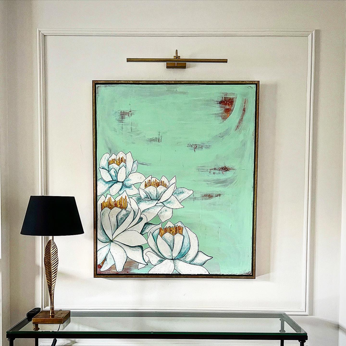 L I L Y #1 || Mixed media on canvas || 2022 || 100 x 120cm
Box frame in gilded gold by @raysglassandframes