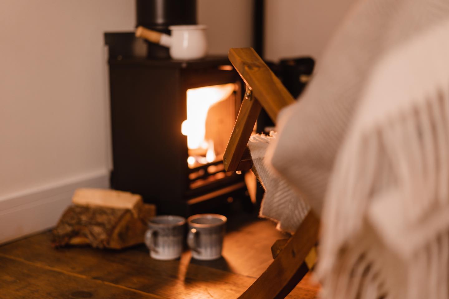 Stay cosy 🌿
Snuggling by the fire with our British wool blankets from @atlanticblankets watching the Wintery weather swirl around you or star gazing on those clear still winter nights 💫
Swipe to see the stars captured by @hwatertonphotography , there’s no light pollution at the cabins and you can regularly spot shooting stars
📷: @hwatertonphotography
#escapetotheland #stargazing #devon #cabins #cosy #winterweekends
