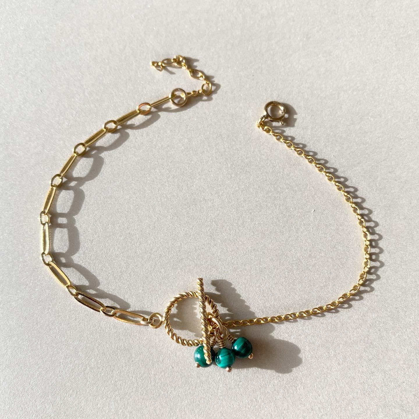 Cette beauté le bracelet VERENA. Il est élégant et original avec ses 2 chaines différentes, 3 perles pendantes et un large fermoir en T lisse ou torsadé.
Disponible avec des pierres vertes de malachite ou des perles d’eau douce.
•
•
•
#bijouxdujour #jewelryoftheday #inspiration #antwerp #antwerpcity #fashion #créatricebijoux #creatricedebijoux #francais #bijouxgoldfilled #jewelry #goldfilledjewelry #bijoux #creatricefrançaise #braceletpersonnalisé #braceletperles #bijoux #bijouxtendance #femme #frenchy #alhenabijoux