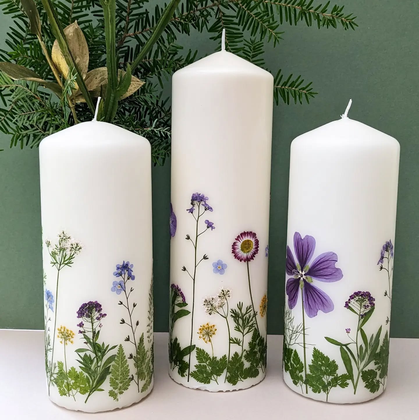 Our pressed flowers are edible but that doesn't mean their use is limited to cakes.
I used some of my spares to decorate these pillar candles, making perfect gifts for friends and family.
.
.
.
.
.
#candles
#candle
#candlesofinstagram
#candlesuk
#candleart
#candlelover
#candlelove
#pressedflowercandle
#pressedflowerart
#pressedflowers
#pressedbotanicals