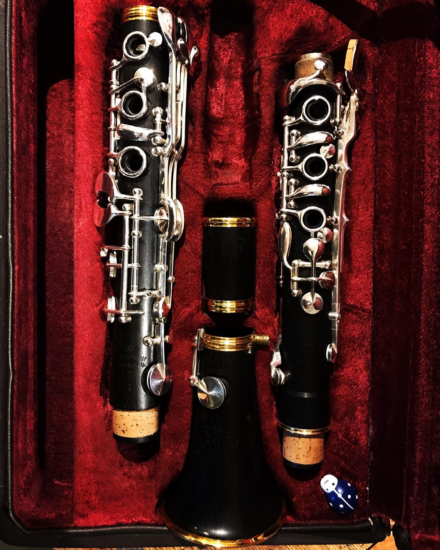 Was für eine Verwandlung…. Eine alte Neidhardt Klarinette wurde in meiner Werkstatt vom Scheunenfund zum Schmuckstück. Neben einer ausführlichen Reinigung wurde schadhafte Versilberung ausgebessert, ein Riss im Holz durch einen Carbonring stabilisiert und natürlich alle Verschleißteile durch hochwertige moderne Materialien ersetzt. Nun ist sie perfekt in Schale geworfen für ihren anstehenden 70. Geburtstag. #oldiebutgoldie #neidhardt #klarinette #deutscheklarinette #kunsthandwerk #neukölln #holzblasinstrumentenmacher #instrumentenmacher