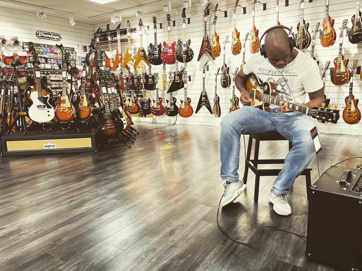Pic courtesy of my mate @skye_doherty.
Gibson Les Paul Standard.
Didn’t get this one, but some day soon, I WILL.
OMDayz😍
Mr @guillaume in Paris….I’m coming to your’s in the summer for that jam big man.
👊🏾
@up_raw not forgotten you neither😉
#guitarguitar