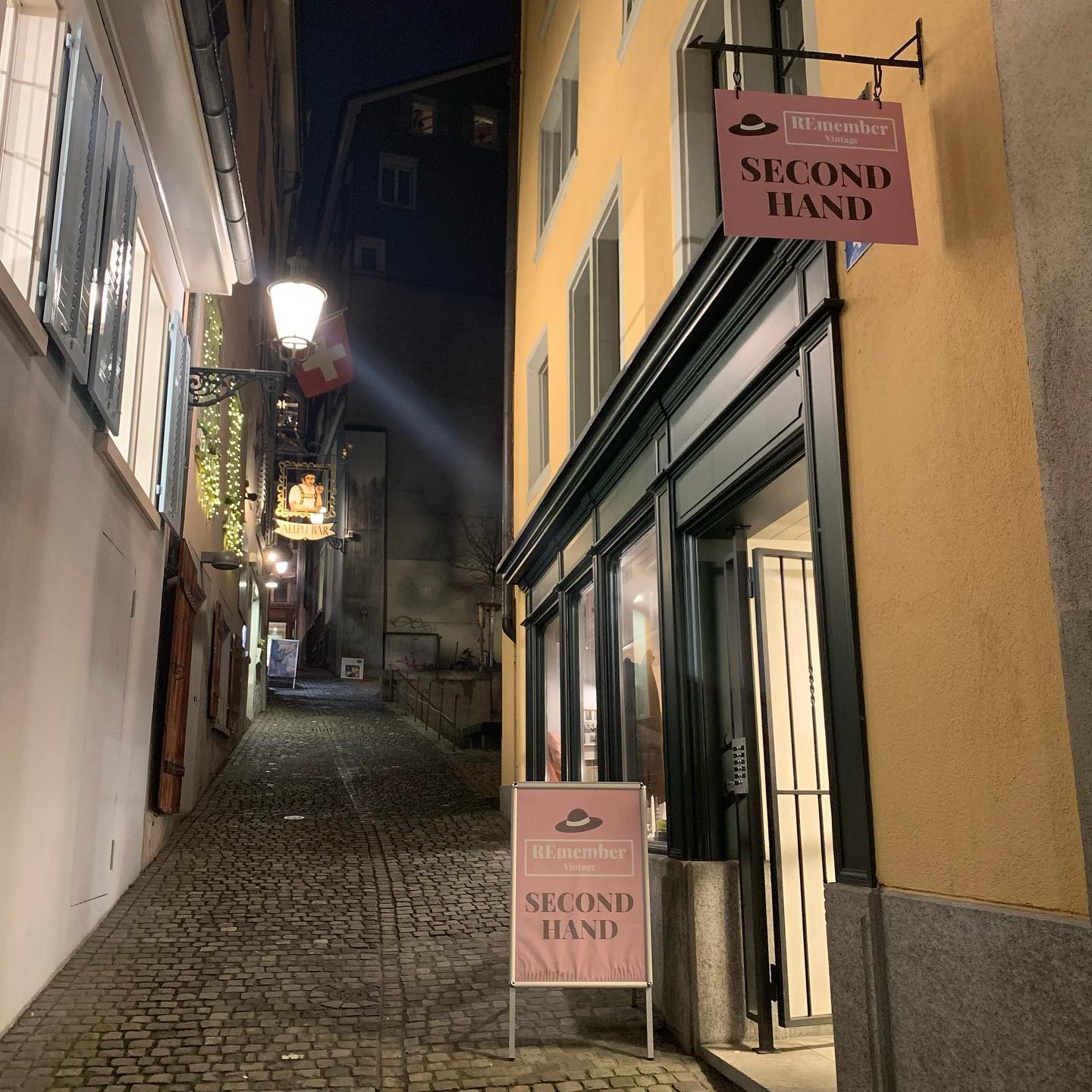 Our new sign on the wall brings a good amount of pink into the charming Ankengasse 🎀 Come visit us in our store to find your vintage style 💛
#secondhand #vintage #preloved #zurich #niederdorf #dörfli