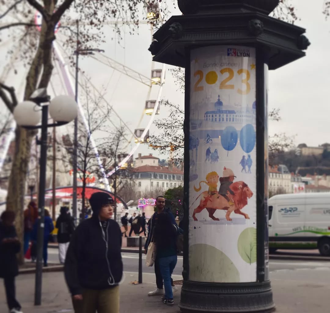 Meilleurs voeux pour cette nouvelle année 2023 !!!
Et pour ceux qui n'auraient pas encore été harcelé par mes stories, j'ai eu l'honneur cette année de réaliser le visuel des voeux de la @villedelyon . Le thème cette année était la "ville des enfants".
Vous devriez en voir un certain nombre si vous prévoyez de vous balader à Lyon en Janvier.
Et pour les non-lyonnais, vous pourrez suivre plus en détail ce projet dans mes stories ;)
#watercolor #villedelyon #voeux2023 #lyon #onlylyon #aquarelle #illustration