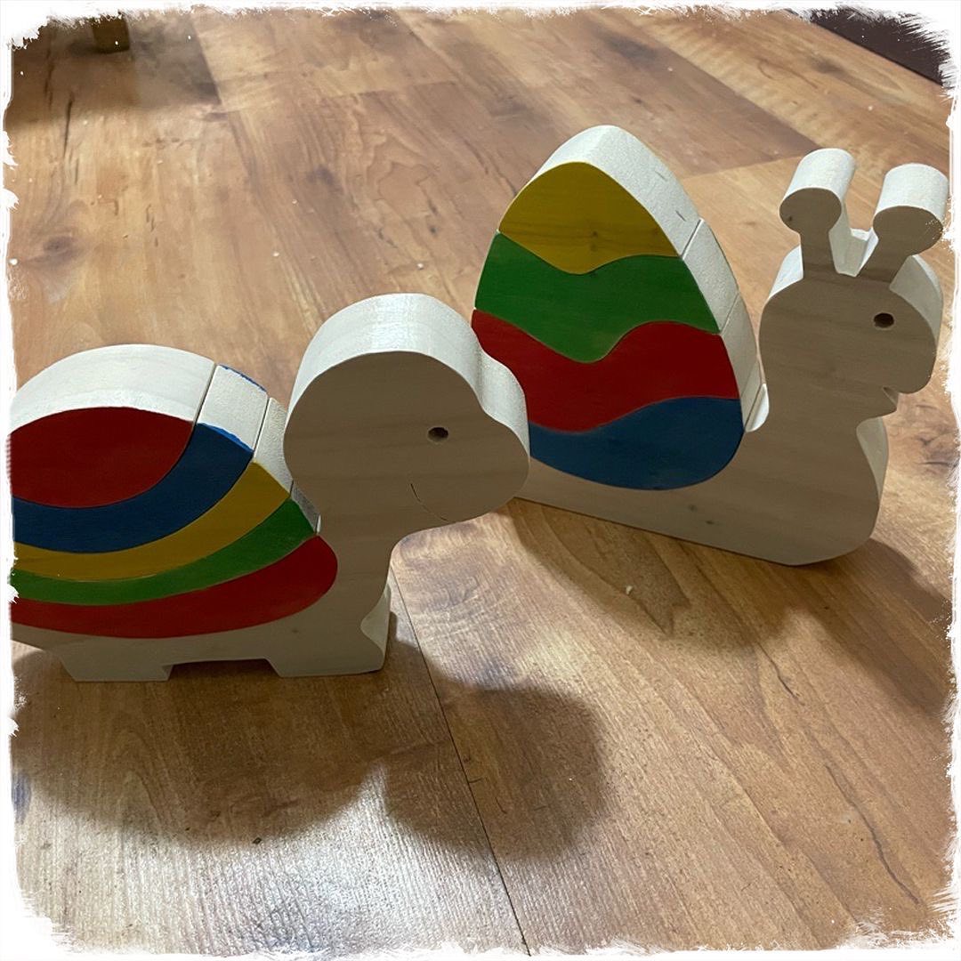 Aujourd’hui un escargot et une tortue partent vers le Gard. L’un à Nîmes l’autre à Vergeze…
D’après vous, qui arrivera le (la) premier (ère) ???
#tortue #escargot #puzzlebois #puzzle