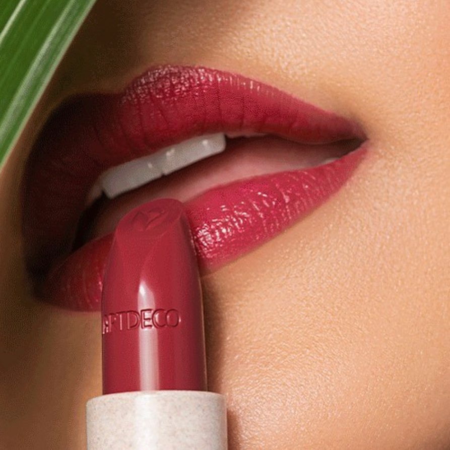 ROUGE À LÈVRES 💄
Les lèvres sont faites pour embrasser ! *
Tons Nude naturels et discrets ou encore rouge vif :
découvrez « votre » couleur naturelle.
Le Natural Cream Lipstick se distingue non seulement par ses excellentes performances, mais aussi par sa
composition (caprylic , cire de candelila, pigment d'origine minérale) et son packaging innovant contenant au minimum 40 % de poudre de balle de riz.
Sa texture soyeuse à la couleur intense contient au minimum 80 % d'ingrédients d'origine naturelle.
Sans huiles minérales, sans talc, sans silicone, sans paraben, tester dermatologiquement et pour peau sensible.
#bbeaute #institutbbeaute #maquillage
#naturalbeauty #greencouture #rougealevre #lipstick #artdecocosmetics
