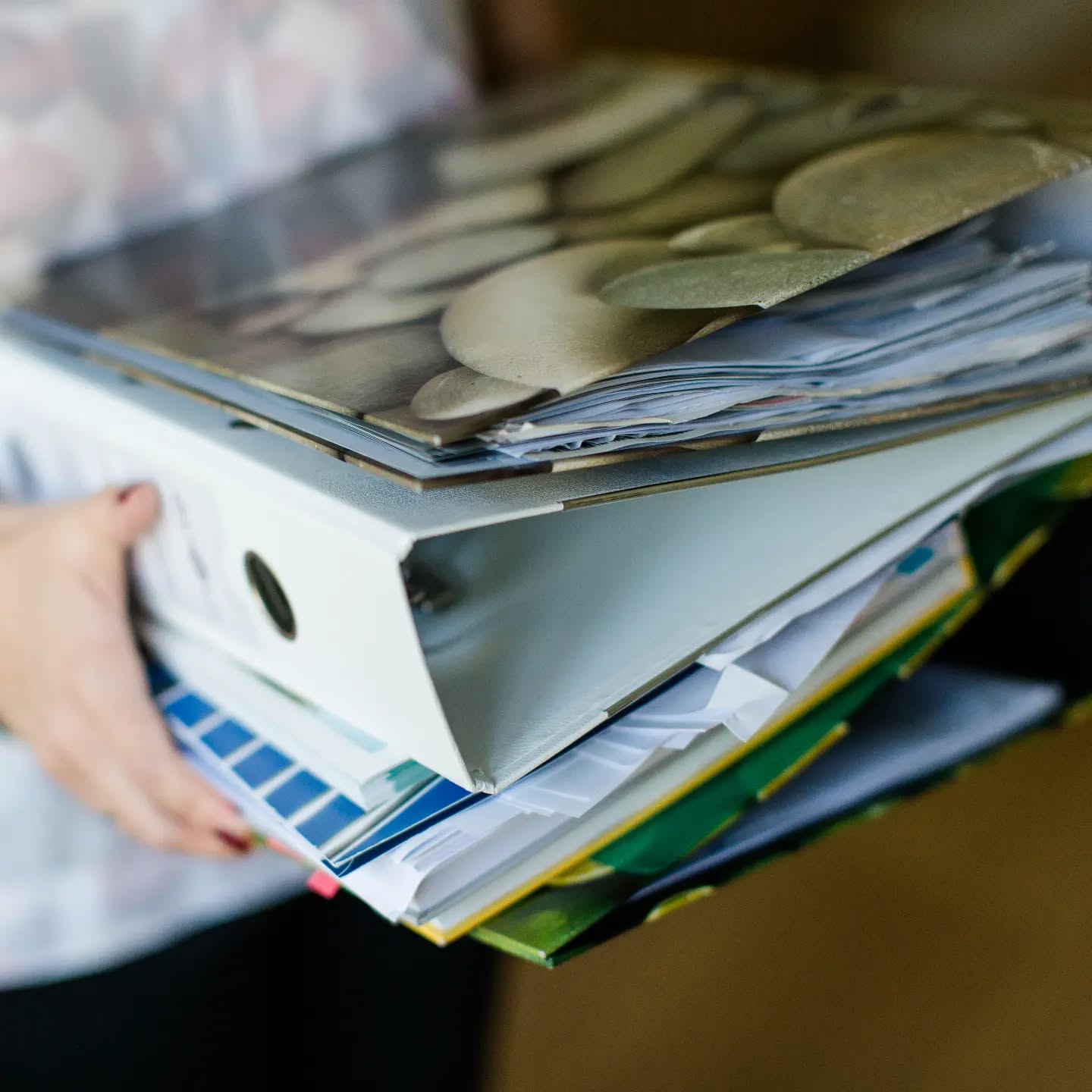 Anstatt deine Dokumente in unterschiedlichsten Ordnern, Laden, Stapeln und Haufen zu lagern, solltest du sie einfach in drei Kategorien aufteilen:
1. zu bearbeiten
2. muss man eine Zeit lang aufbewahren (Rechnungen, Verträge)
3. für immer aufbewahren (Geburtsurkunde, Abschlusszeugnis)
Im Idealfall reicht eine Box oder ein Ordner pro Kategorie und die Papierflut ist ein für allemal eingedämmt. Wirklich!
#glueckssachen #sparkjoy #konmari #mariekondo #konmariconsultant #magiccleaning #ordnung #ordnungscoach #ordnungsberatung #aufräumen #ausmisten #entrümpeln #organisieren #ordnungshilfe #linz #leonding #oberösterreich
