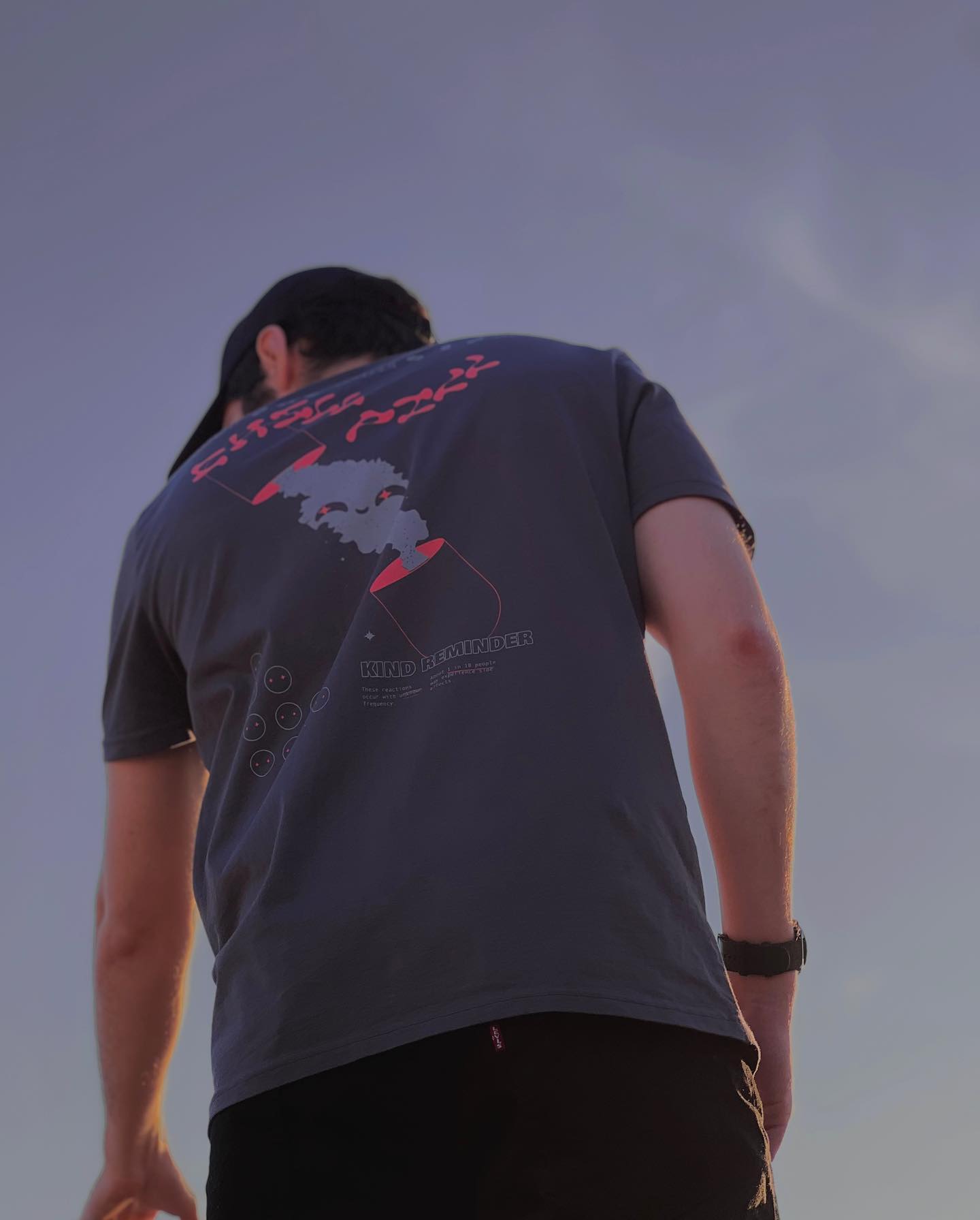 Cami parte del pack medicinal que se recetó a 1 de cada 10 personas en la inauguración de Efectos Adversos 👹
@mu_tantes acaba ya de ya, pero qué viaje frends ❤️🔥🌚 Btw, el modelo es @germanreinac 😮💨
.
.
#graphicdesign #designexhibition #designshow #textiledesign #tshirtdesign #tshirtdesigns #screenprinting #screenprinted #printdesign #printedgraphics #experimentaldesign #printedtextiles