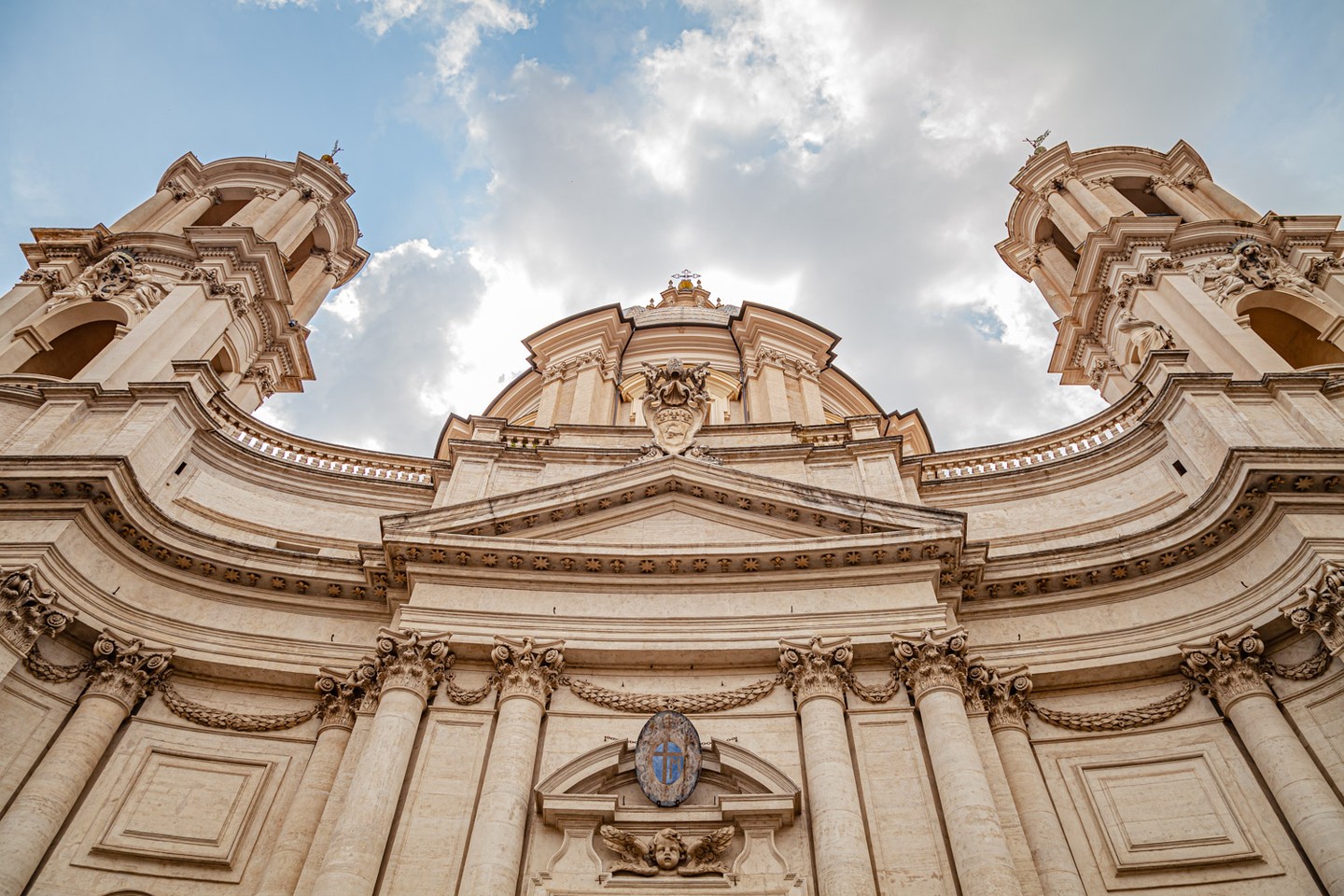 La tensione dell'uomo verso il #trascendente trova nell'architettura una delle più potenti #manifestazioni, e in connessione con la #musica e la #Parola ci proietta in una dimensione #spirituale, dove "bello" e "buono" convergono in un'#esperienza totalizzante. Il #festival #Spiritualia nasce per creare e offrire tali occasioni, e la #performance del Cantico dei cantici a #Sant'Agnese s'inserisce in questa prospettiva.
#Opera dell'architetto-compositore Carlo Rainaldi, che portò a termine il progetto del padre Girolamo, e il contributo di Francesco #Borromini, Sant'Agnese in Agone a piazza #Navona è tra i gioielli più preziosi del #barocco romano.
Il #Cantico dei Cantici di Giovanni Pierluigi da #Palestrina
L’interpretazione proposta dall’Ensemble #Opera #Omnia mette in luce l’aspetto rappresentativo, scenico, dell’opera palestriniana, di cui lo #spettacolo segue la sequenza narrativa. Per questo le concertazioni seguono una via diversa da quella della classica disposizione vocale a Cappella. Solo le linee melodiche dei due protagonisti, Sulamita e Salomone sono cantate; le altre sono invece affidate a strumenti rinascimentali come la traversa, la chitarra e il liuto, dando vita a un ricco tessuto sonoro, caratterizzato dalla capacità di fraseggio e di tenuta del suono delle voci e dello strumento a fiato e dalla cristallina ariosità degli strumenti a pizzico.
L’intento rappresentativo viene così a rendere quasi visivamente l’affresco tratteggiato dall’autore del testo sacro, scandito dall’alternarsi delle stagioni, del giorno e della notte, nello spirare dei venti, nel moto degli astri.
Un #canto mirabilmente reso dalla musica di Palestrina, capace di evocare, più di molte parole ed esegesi, i colori, i suoni, i profumi dell’ambientazione mediorientale nella quale si muovono i protagonisti.
31 marzo 2023, 18:30
Chiesa di Sant'Agnese in Agone, Piazza Navona, Roma, Italia
#INGRESSO LIBERO E GRATUITO
Sul nostro sito tutti i dettagli