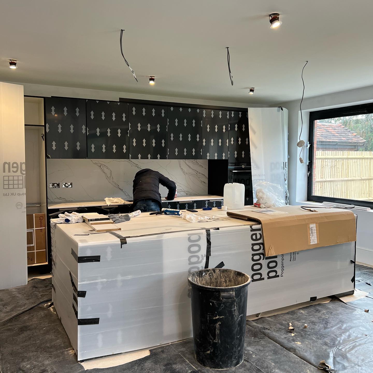 Today was super exciting as I finally got to see the house that I designed starting to come together. Not long now until it will all be completed! 🤍
#lucyvictoriadesigns #interiordesign #interiors #kitchendesign #poggenpohl #blackkitchendesign #marbleworktop #contemporaykitchen #luxurykitchens #LVD