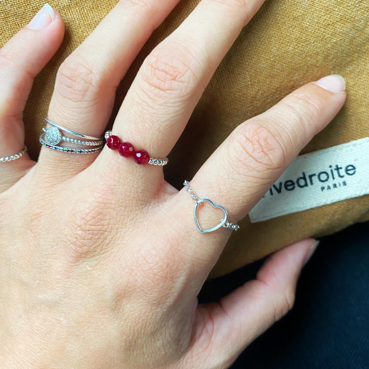 Ces merveilles de bagues sont disponibles dans le e-shop.
La bague CŒUR et la DRAGE avec des pierres de grenat (disponible avec différentes pierres : malachite, hématite, quartz, améthyste,..).
•
•
•
#bijouxdujour #jewelryoftheday #inspiration #antwerp #antwerpcity #fashion #créatricebijoux #bijouxlithothérapie #lithothérapie #bijouxlithotherapie #pouvoirdespierres #creatricedebijoux #francais #bijouxgoldfilled #jewelry #goldfilledjewelry #bijoux #creatricefrançaise #baguepierrenaturelle #bijoux #bijouxtendance #femme #frenchy #alhenabijoux