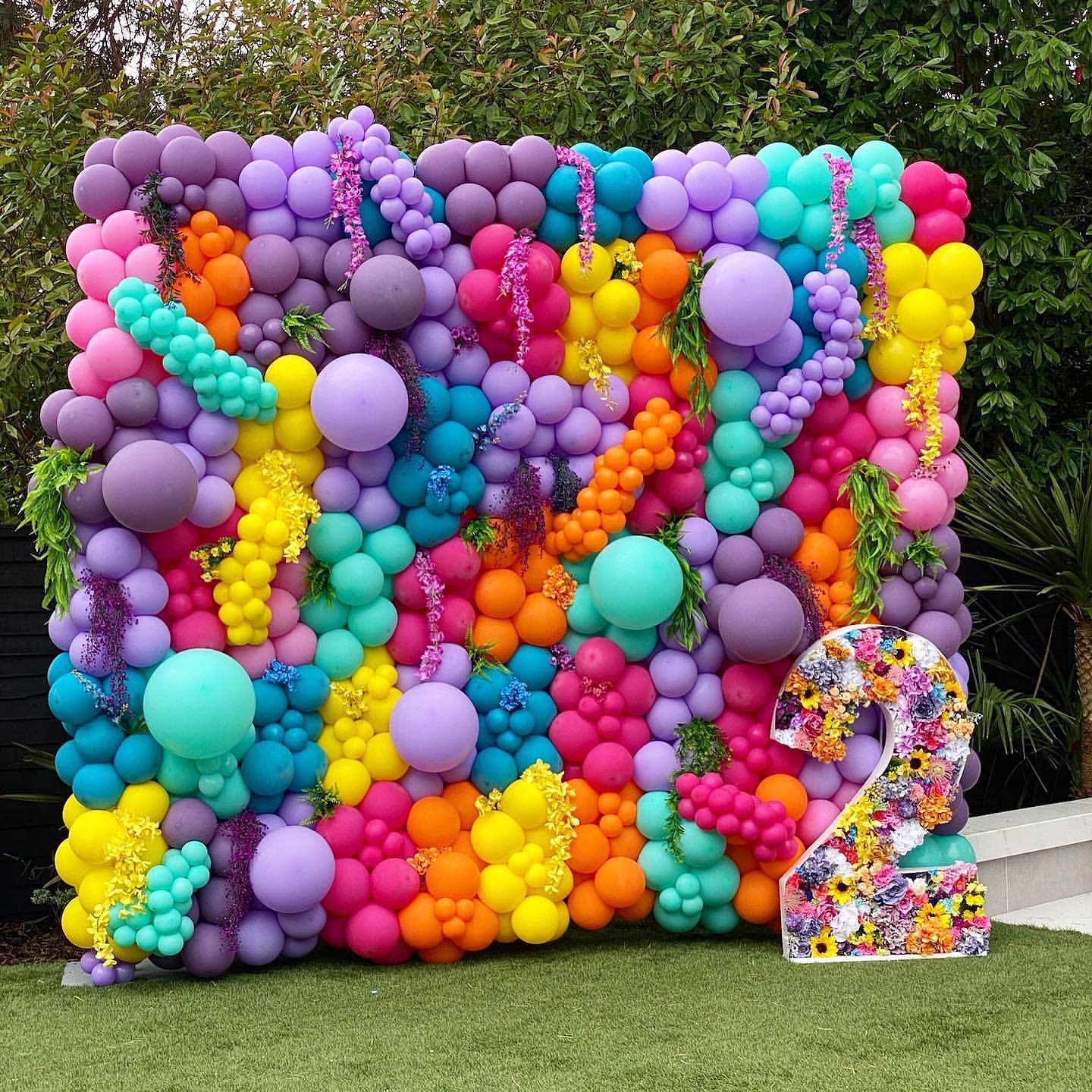 E P I C . B A C K D R O P…? No Problem 😉
.
.
Just shy of 4 metres… it was a challenge but we had fun doing it 😍👌🏼
.
.
.
.
.
.
.
Picture from• @balloonbloomuk
#encantoparty #birthdayballoons🎈 #kidspartyuk #kidspartydecor #hampshire #hampshireuk #southampton #southamptonballoons #southamptonevents #balloonwall #balloonartist #balloonart #balloonarch #elarimademedoit #glamlife #glamlifeparty #kidsluxury #bespokeballoons #luxuryballoons #kalisanballoons #flowersandballoons #balloonmosaic #childrenspartyideas #childrensparties #oxfordshire #babyshowerconnoisseur #2ndbirthday #birthdaygirl #toddlerbirthday