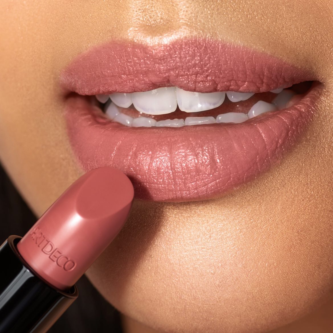 Des lèvres rosées 💖
Un rouge à lèvres tonique rose convient à chaque peau et a chaque liptone, est parfait pour chaque occasion et saison. C'est un must pour tout le monde 💄😍
#bbeaute #institutbbeaute #beautifullips
#lipstick #rosylips #softlips