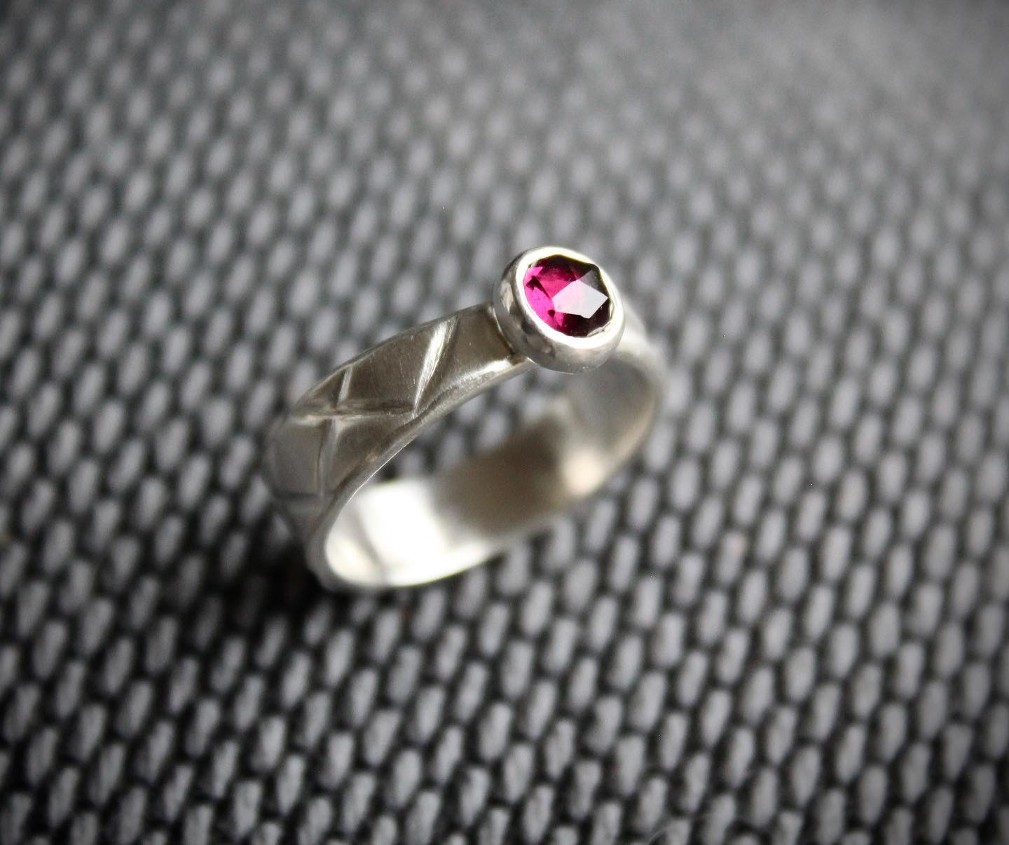 Hello January 2023! A gorgeous raspberry coloured rhodolite garnet set on a textured ring. Now available on the website. #januarybirthstone #rhodolitegarnetring #alicesilverdesigns #zilverengranaatsieraden #granaatring