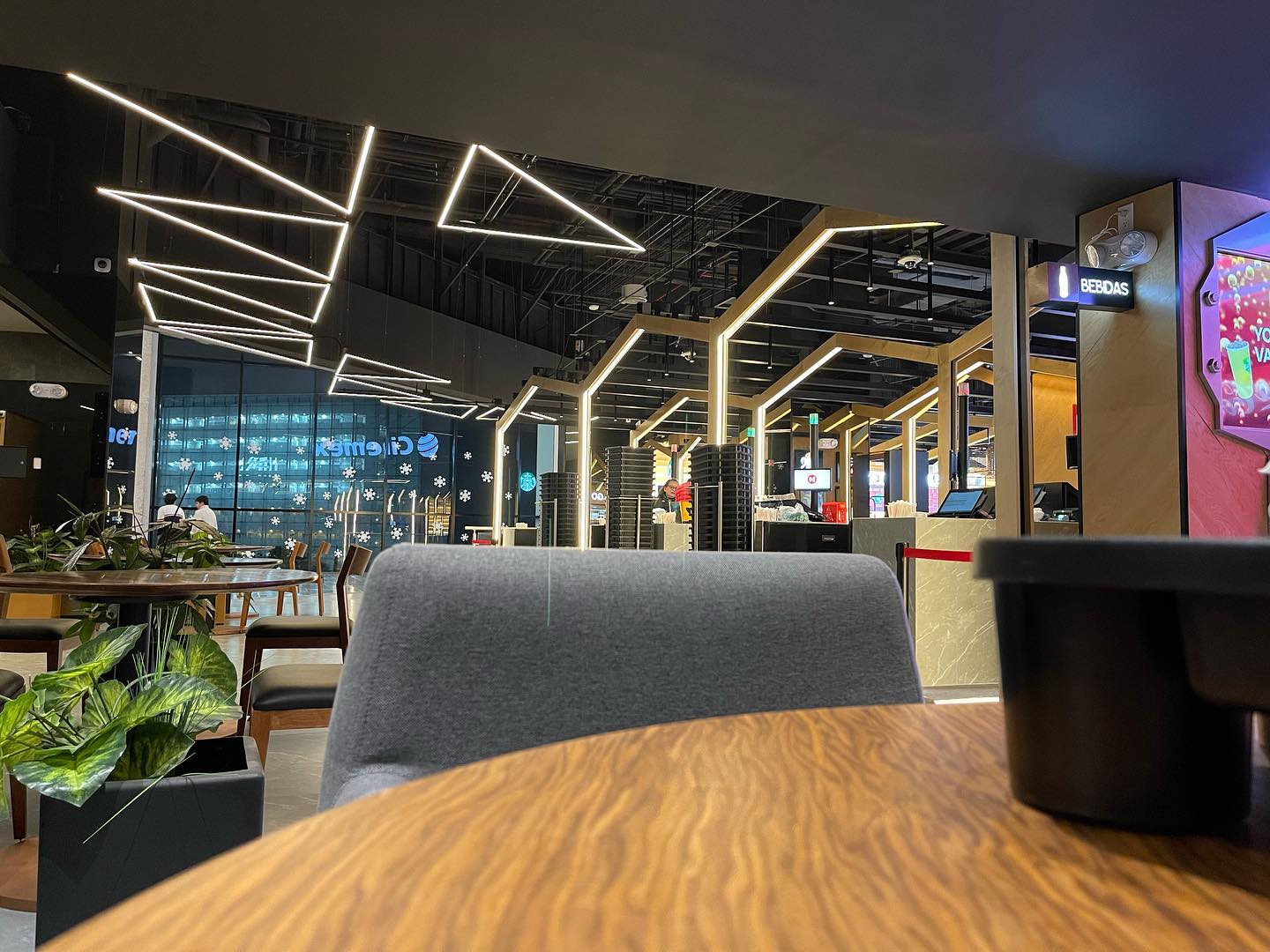 This space looks and feels great, modern, contemporary, warm but yet trendy. Congrats @cinemex
.
.
.
#retail #retaildesign #retailtherapy