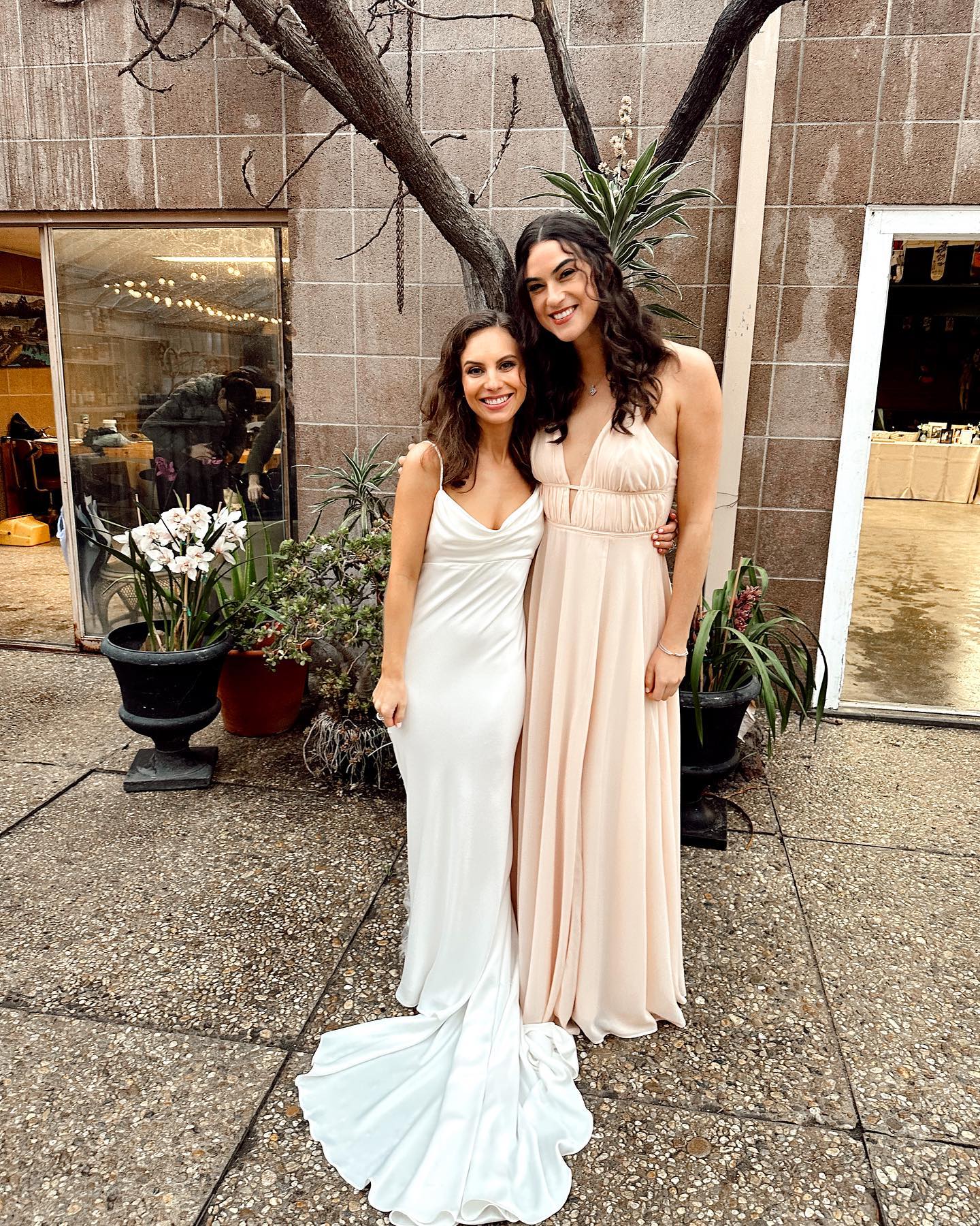 Once upon a time the roomies heard the name “Leoni” referenced as the one bright spot of @wowo_jollman tedious early post grad work weeks… and now we got to watch her become one herself 🥹😭🥰 If the happy tears all weekend didn’t make it obvious - I love you both so much @wowo_jollman @michael_leoni 🥂to the LEONIS!!!!!