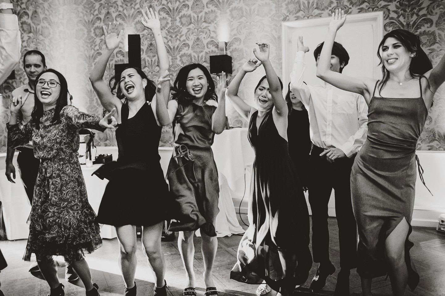 Hochzeit von Hien & Markus..
#hochzeitsfotos #hochzeitsfotograf #hochzeitsreportage #weddingpics #weddingphotography #brautpaar #brautkleid #lookslikefilm #hochzeitsfotosfrankfurt #hochzeitsfotografiefrankfurt #hochzeitsfotograffrankfurt #bride #brautkleid #hochzeitsfotografie #frankfurt @villamerton #weddingparty #dancing