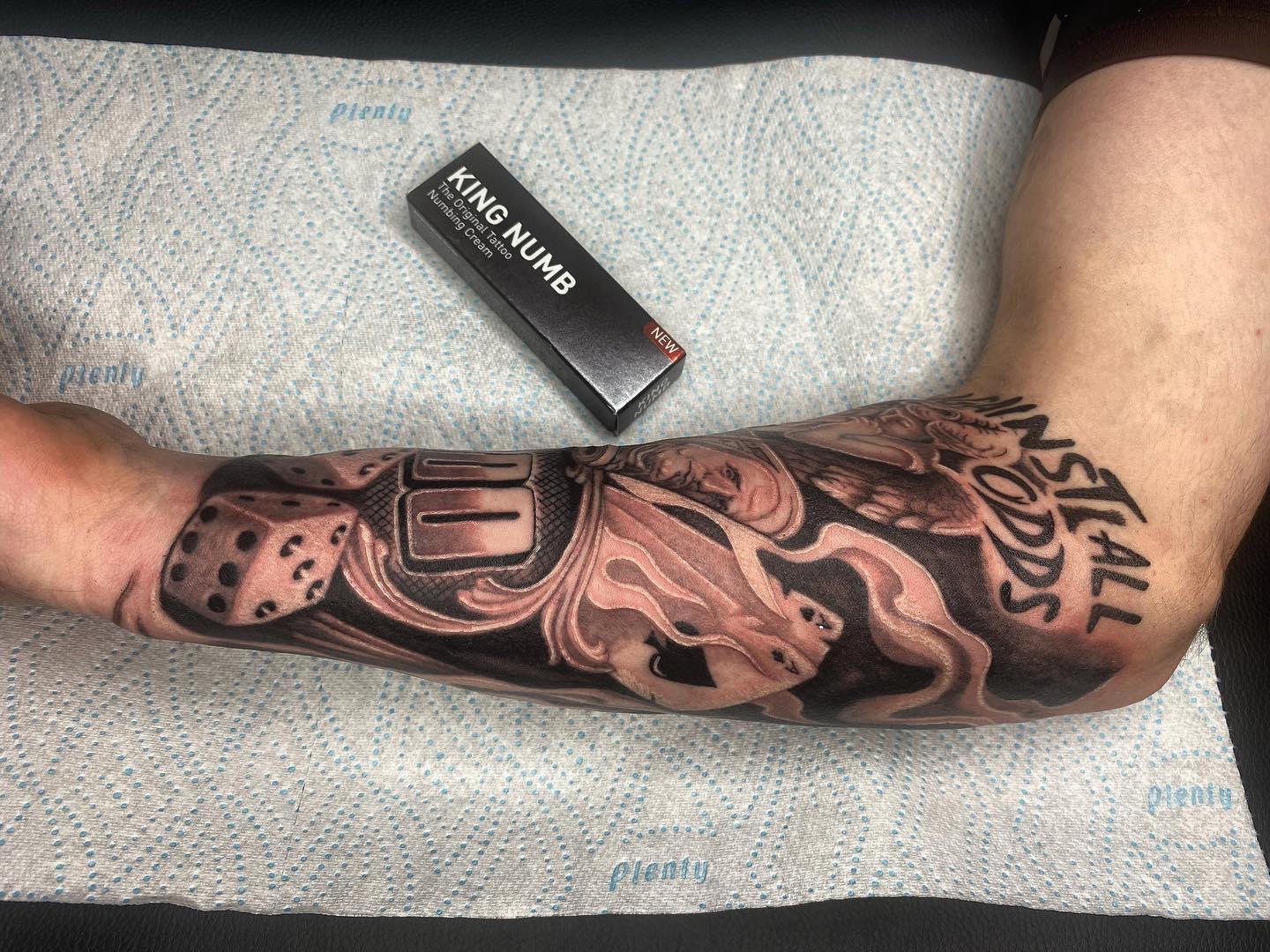 Making life easy and pain free! work by @skintonestattoos ! #now #kingnumb #numbingcream #kingnumbaftercare #tattoocare #skincare #aftercare #tattoonumbing #kingnumb #painrelief