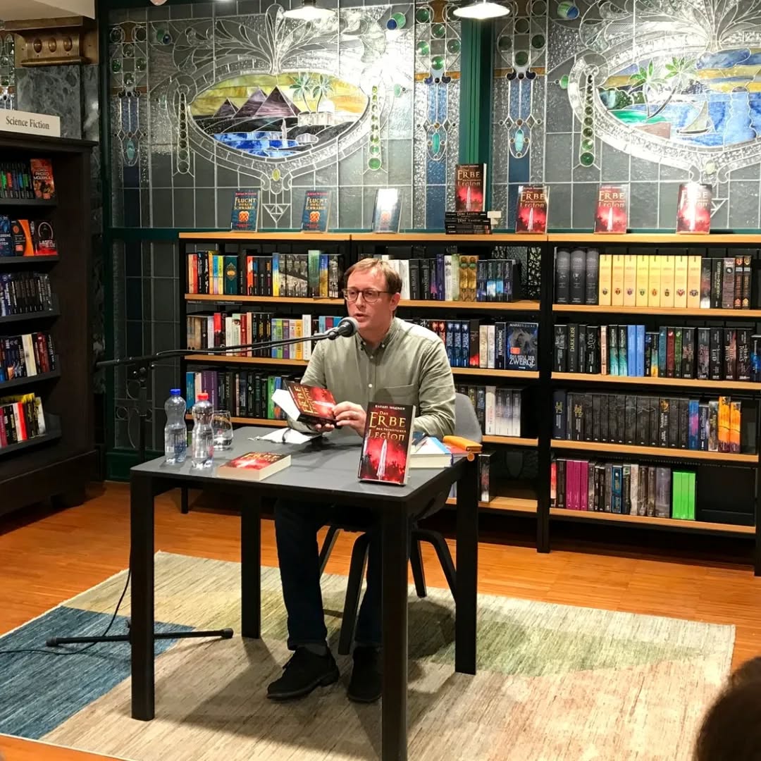 Was für ein wunderbarer Abend in St. Gallen! Eine Lesung an einem der zentralen Handlungsorte der Romanreihe um Marcus von Arbona zu halten, war schon ein besonderes Erlebnis. Die zahlreichen Gäste, die interessierte Fragerunde und die vielen tollen Gespräche während der Signierrunde am Büchertisch haben mich umgehauen. Vielen Dank an alle BesucherInnen und ans Team der Rösslitor Buchhandlung für diese wunderbare Gelegenheit! 🙏🏻
(Und mal ein ganzes Schaufenster nur mit den eigenen Büchern zu sehen, ist unglaublich 🫣)
#orellfüssli #rösslitor #stgallen #stiftsbezirk #marcusvonarbona #historischeromane #historischerroman #lesenmachtglücklich #lesung #mittelalterroman #mittelalter #thebäischelegion