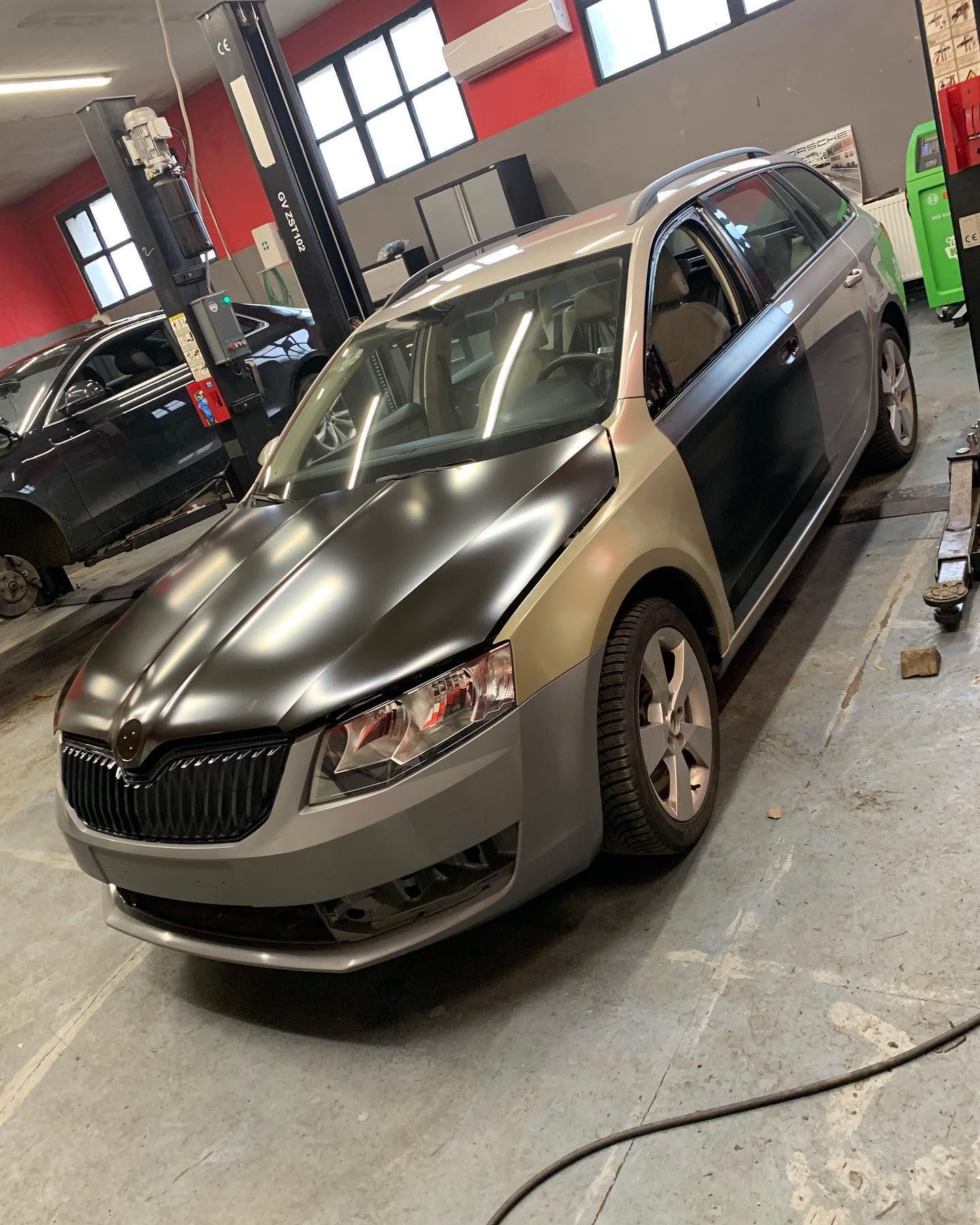 Pořád jen samé motory… tak nějaká ta bouračka ve fázi pasování před lakováním 😁
.
#skoda #crash #repair #auto #combi #work #job #mechanic #brno #brnoslatina #czechrepublic #instapho #instagood #czechboy #audi #vw #skoda #seat