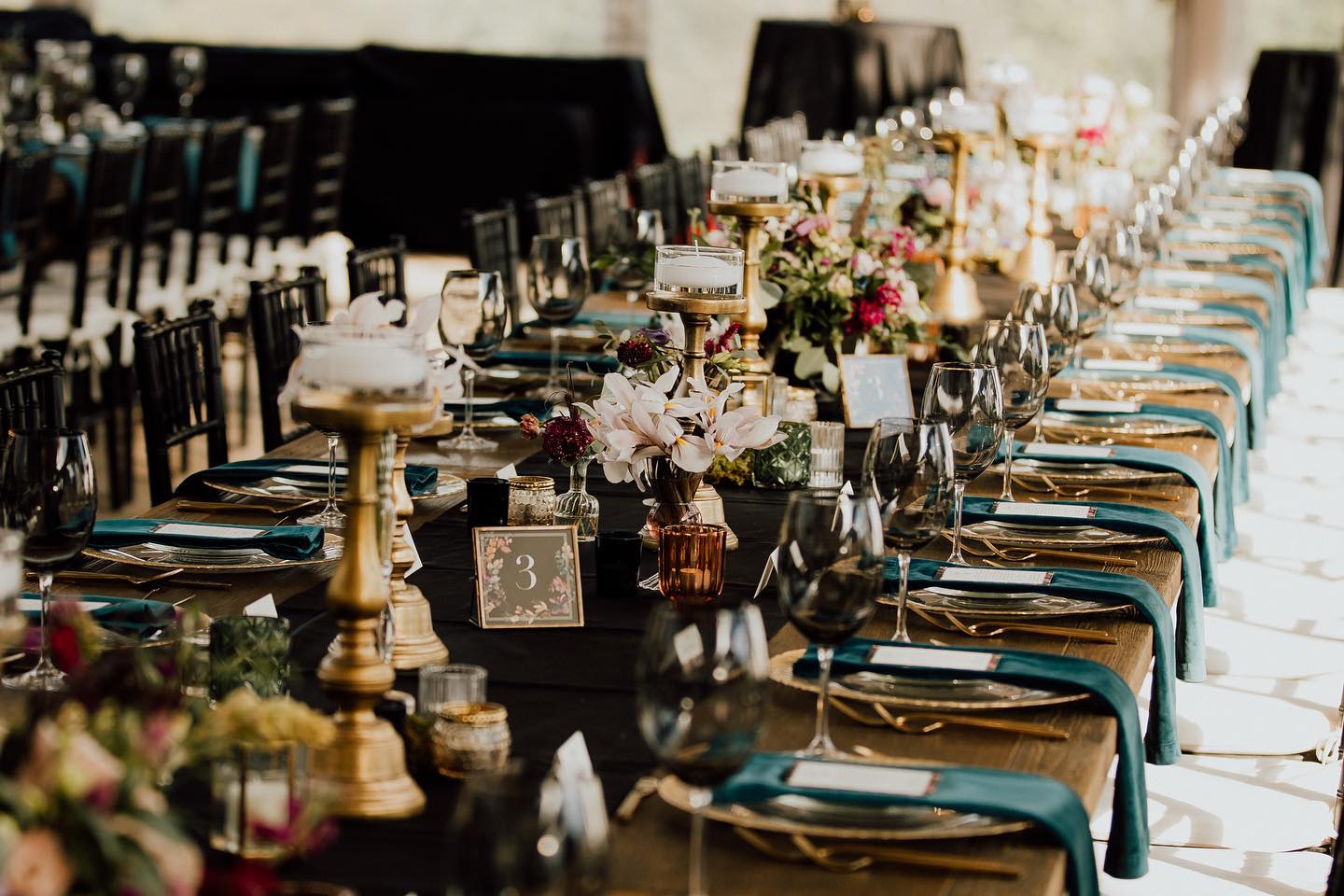 I love the impact that unique glassware and and bold napkins can bring to a table setting. These smoke wine glasses from @alloccasionseventrental and peacock velvet napkins from @bbjlatavola are current favs of ours. The gorgeous flowers by @martiyaheard and stunning floral stationery from @poeme really tie the entire design together.
📷 @carrsandco
💖 @greenacresfoundation @alleen_company @jeffthomascatering @fitztheoccasion @vincentltg @pandaweddingfilms @bonboneriecincy @stringsource_cincinnati @theslyband
.
.
.
#weddinginspiration #luxurywedding #cincinnatiwedding #greenacresweddings #cincinnatiweddingplanner #weddingplanner #weddingdesign #weddingdesigner #weddingstyle #weddingstylist #eventdesign #eventdesigner #eventstyling #eventstylist #wolfandbirdevents