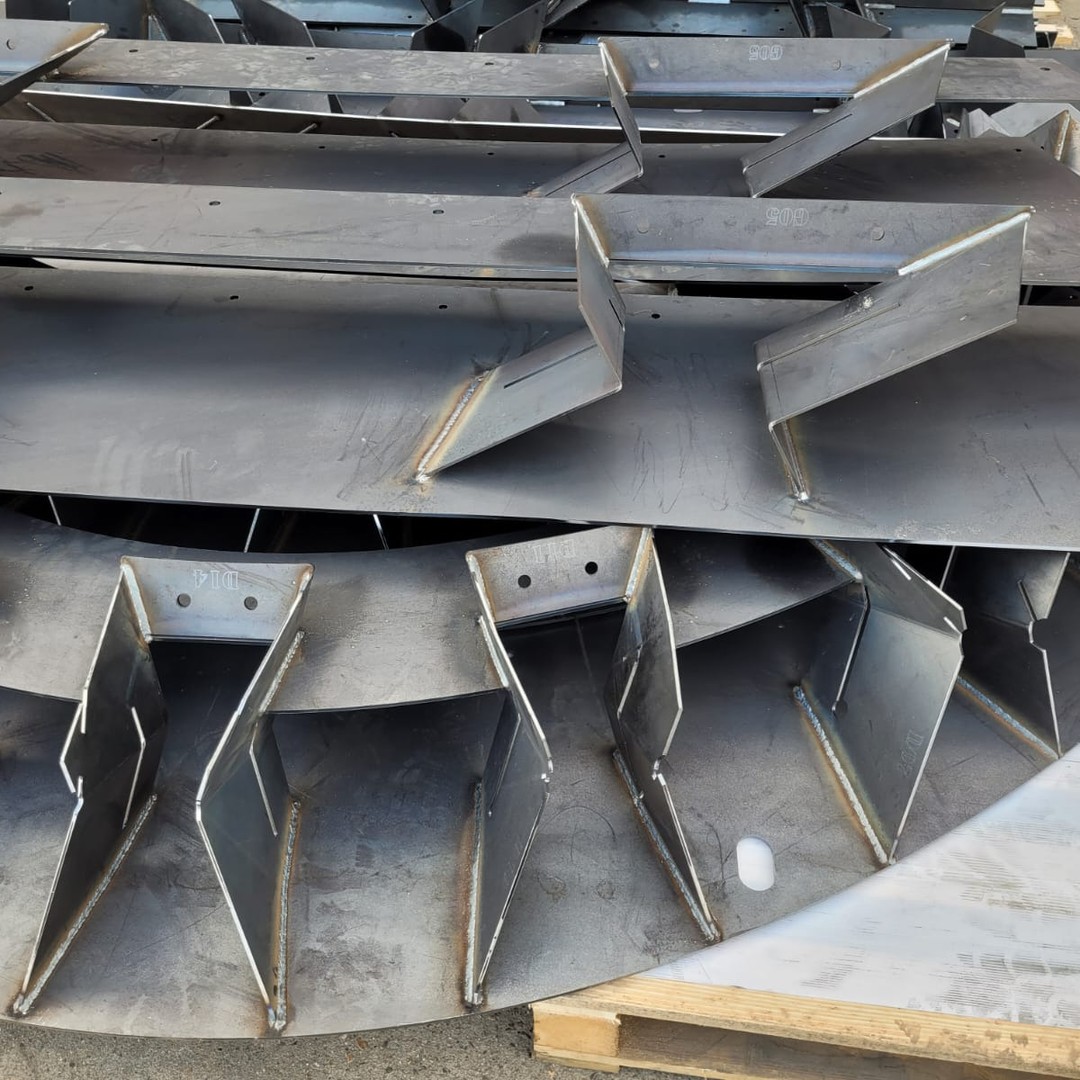 Een mooi zijprojectje ... we maken atypische staalconstructie voor nieuwe serres van de plantentuin meise. Domevormige constructie met veel complex laser- en plooiwerk. Geen rechte hoeken deze keer @michiel_vh21 😊