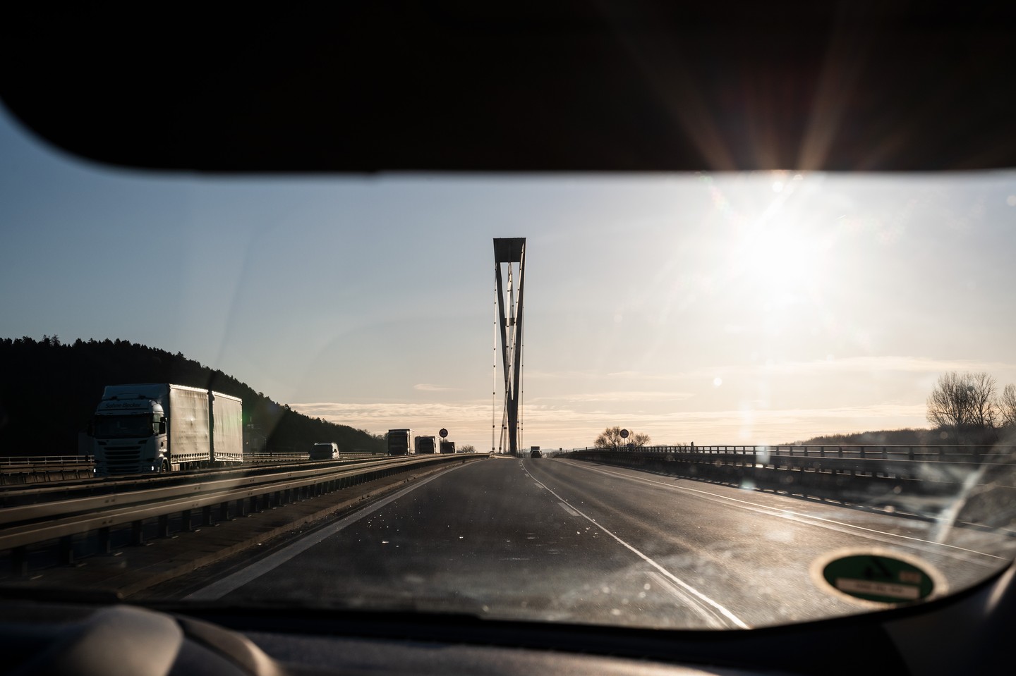 Am frühen Montagmorgen, habe ich mich für euch ins Auto gesetzt und war ein bisschen unterwegs!
Bei schönstem Sonnenschein ging's direkt auf die Autobahn in Richtung Süden zu meinem neuen Zulieferer.
Als sich dort die Türen öffneten, starteten wir auch direkt mit unserem Meeting durch.
Dank aller Beteiligten hatte ich dort eine "Groß"artige Zeit und einen äußerst informativen und schönen Tag.
Für gute Produkte, optimale Qualität und faire Preise ist mir kein Weg zu weit!
Wer nur ganz bequem die Sachen aus seinem "Nachbardorf" verkauft, kann niemals das liefern was der Kunde sich wünscht! Weil er sein eigenes Warenangebot beschneidet!
Qualität, gefertigt in Bayern!
Immer am Puls der Zeit!
Prämierte Innovationen!
Das ist was einen starken Partner im Handwerk auszeichnet!
... mehr dazu, in den nächsten Tagen!