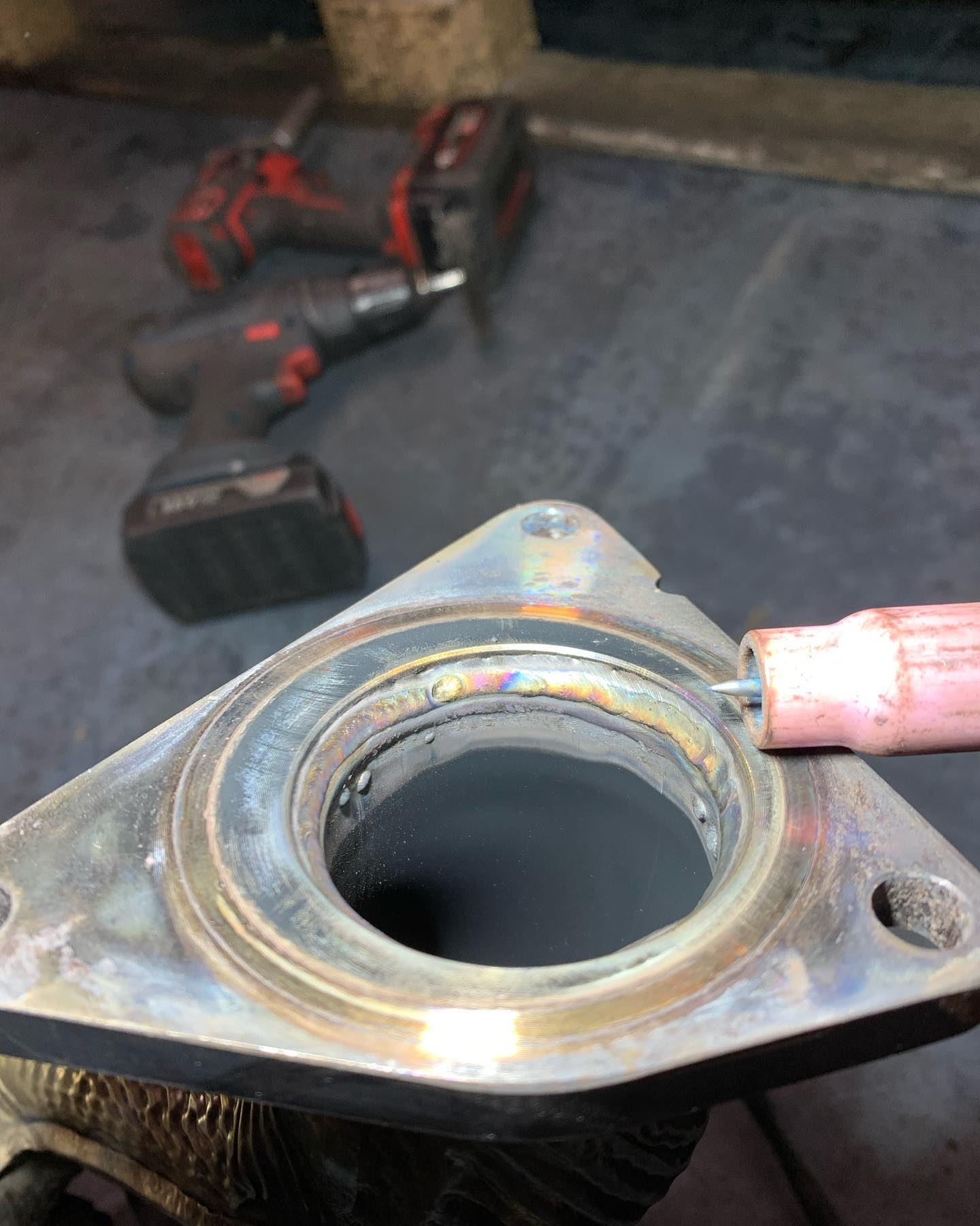 Svařování prasklé příruby tigem 👨🔬
.
#tig #welding #weldingporn #work #porsche #car #mechanik #auto #job #boy #czechboy #automotive #instaphoto #brno #czech #czechrepublic #brnoslatina
.
@kotvrda_m