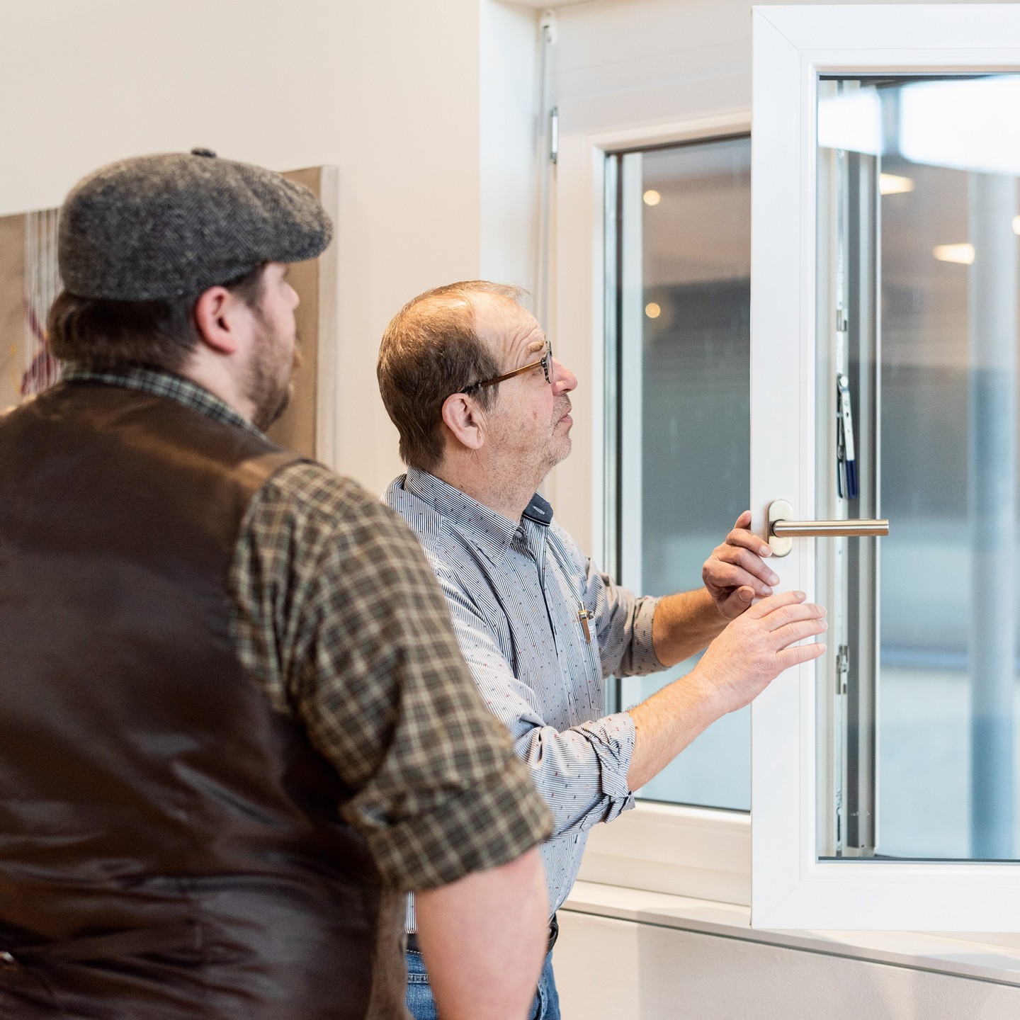 Tja, meine Damen und Herren!
Hier bin ich nun, bei der der Firma "Groß" in Salzweg!
Vor Ort konnte ich mich in einem 400 qm großem Showroom selbst von der Qualität meines neuen Zulieferers überzeugen.
Mein für mich zuständiger Aussendienstmitarbeiter Herr Hanner, ließ es sich nicht nehmen mich persönlich über die gesamte Produktpallette zu informieren und alle anfallenden Fragen schonungslos ehrlich zu beantworten.
Von technischen Fragen; wie dem Sitz der Stahlarmierung und deren Wandstärke, bis hin zu optischen Neuerungen die einen absoluten Vorteil allen anderen Mitbewerben gegenüber bringen; wurde wirklich jede erdenkliche Thematik behandelt.
Denn jeder spricht davon die besten Produkte zu haben! Überall wird einem die höchste Qualität zum Besten Preis versprochen! (Achten Sie mal drauf!)
Im richtigen Licht drapiert sieht alles gut aus, doch viel zu oft lassen diese Versprechen nur einen Schluss zu:
Es war ein "Ver"sprechen!
Wenn es hart auf hart kommt, so sind es doch immer noch die wenigen verlässlichen Werte auf die es ankommt und auf die wir bauen können ( in diesem Fall eher: " mit denen wir bauen können").
Ob es der Ring an unserem Finger ist, oder das gute Gefühl daheim anzukommen.
Wichtig ist vor allem einen starken, vertrauensvollen, ehrlichen und kompetenten Partner zu haben!
Nicht nur im privaten Bereich, sondern auch in geschäftlichen Belangen!
Wer mit Freude dabei ist, kann Höchstleistungen erzielen und fixe Ideen in echte innovative Neuerung verwandeln!
Produktdetails dieser Neuerungen und vieles mehr sind daher bald meiner Website zu entnehmen.
Die nächsten Tage geht es mit diesem Beitrag weiter... bleibt gespannt!