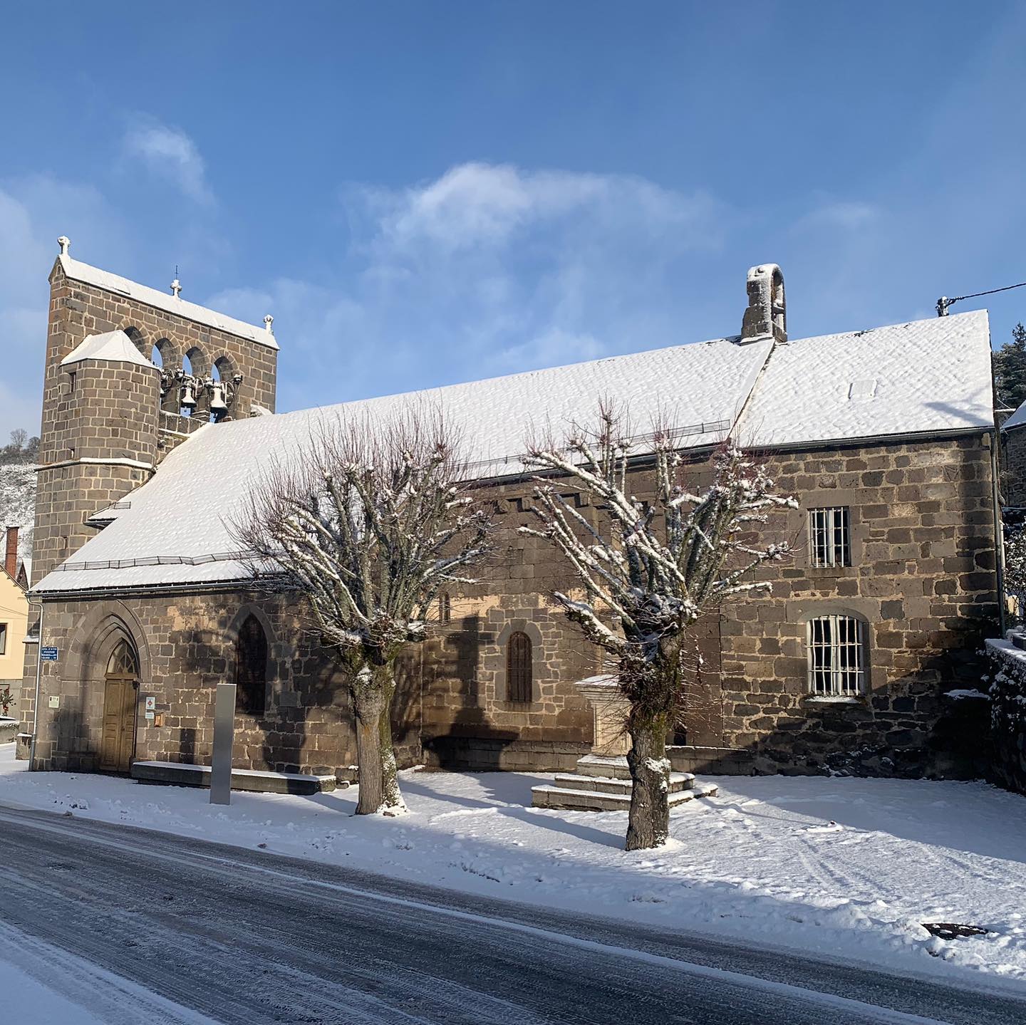 L’hiver est arrivé et notre belle église enfile son manteau blanc ❄️🌨️
#sainteanastasie #adesa #cantal #auvergnerhonealpes #auvergne