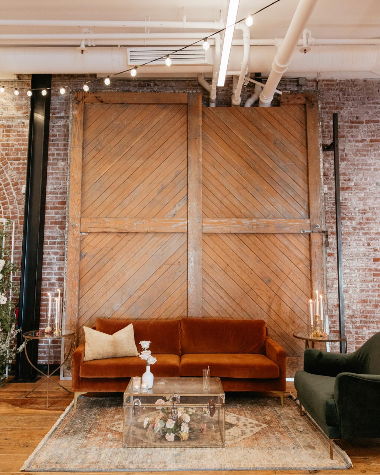 We are excited to be a part of this year’s Venue Crawl (@thevenuecrawl) happening on February 18th – an event created for newly engaged couples looking to find the perfect venue for themselves. There will be caterers, florists, photographers, and special vendors to help you find the perfect vendors for your special day. You get to spend the day shuttling around to each venue where there will be things to eat, drink, and inspiration to take in. To learn more or find tickets visit thevenuecrawlevent.com. Hope to see you there!
@thevenuecrawl
Photography: @indwellweddings
Design, planning styling + coordination: @alstonmaygerevents
AME assistant: @trelliscreativeco
Floral Design: @taylormadefloral
Bar / catering: @artofcatering
Desserts: @petuniaspiesandpastries
DJ / Photobooth: liproductions503 and @litproductionsspb
HMUA: @cleechez and @maggiegreenmua for @kerrin.mua
Rentals: @partyplacepdx and @greatjonesnw
Linens: @nuagedesignsinc
Dress: @enzoani via @aniabridal