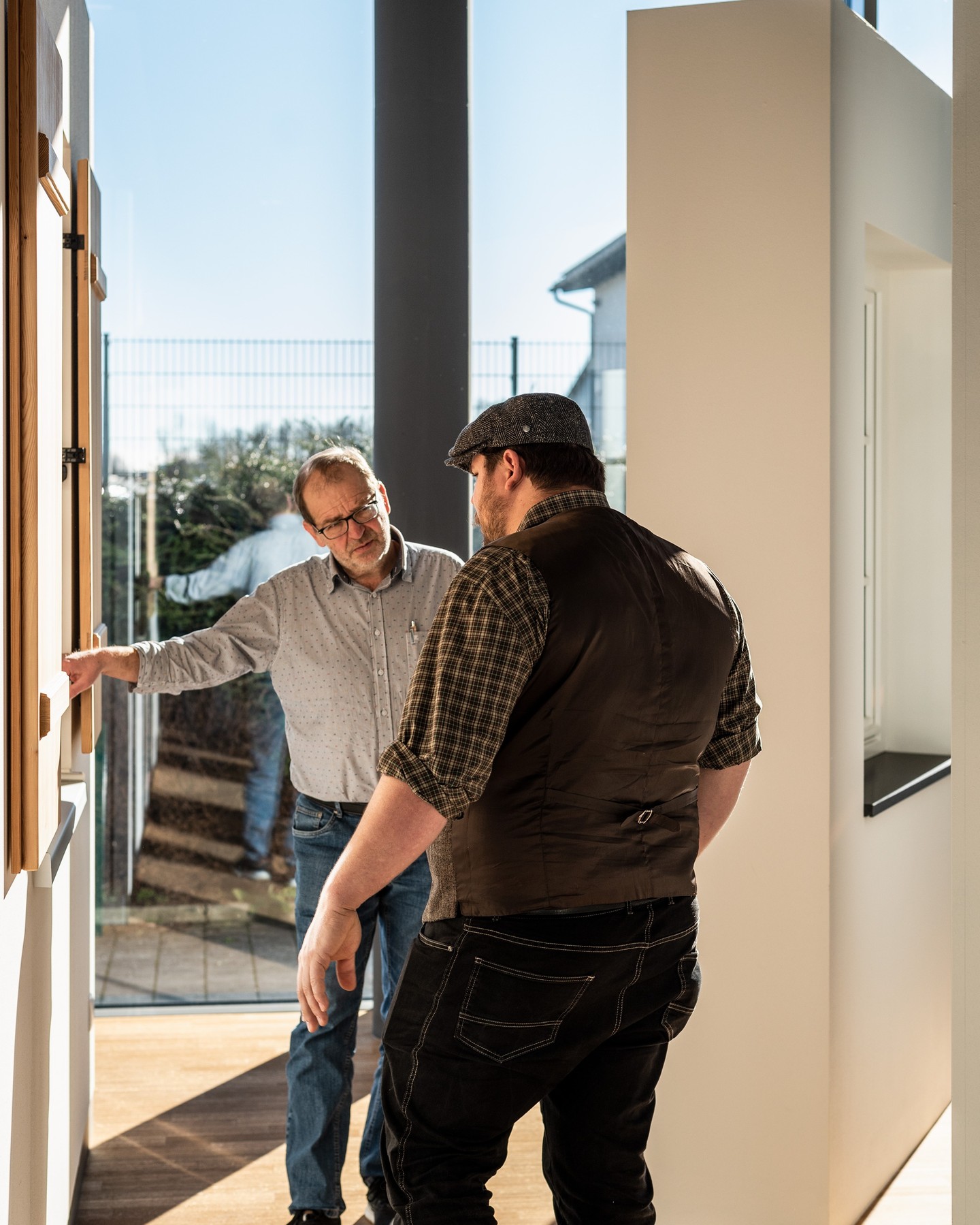 Bei der Führung durch den inhaltlich und optisch ansprechenden Showroom der Firma Groß, zeigte sich die Kompetenz meines neuen Partners. Ebenso der Sinn für die handwerklich und ästhetisch einwandfreie Verarbeitung der Materialien.
Die Aufgeschlossenheit Neuerscheinungen gegenüber ist hier allgegenwärtig. Diese zeigt sich zum Beispiel an selbstverriegelnden, stromlosen Haustürschlössern (versicherungsrelevant!) oder findigen, zeitgemäßen Lösungen in Sachen Material. So konnte Lärche durch gedämpfte Tanne ersetzt werden, ohne das man einen signifikanten Unterschied erkennt.
Es ist wirklich toll zu sehen, wie ein durchdachter Showroom Produkte erlebbar machen kann und gleichzeitig zu neuen, eigenen Ideen anregt die man am liebsten sofort im Kundenauftrag umsetzen möchte.