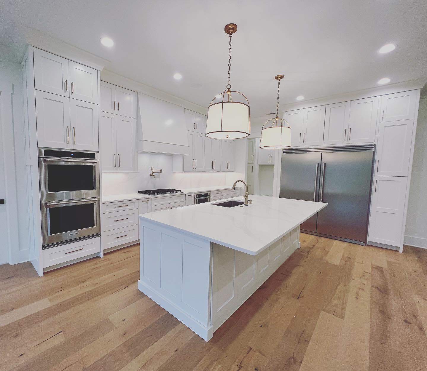 Check out this beauty! So much to love in this oversized kitchen!
#customhome
#customhomebuilder
#whitekitchen
#goldhardware
##jontotherowconstruction
#kitchenisland
#quartzbacksplash
#doubleoven