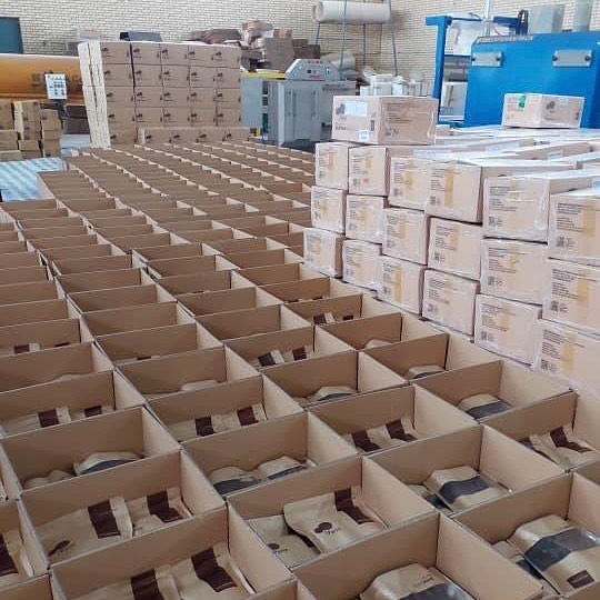 人気商品サイヤーデーツ新物の出荷準備が整ってきました!
昨年の10月ごろに収穫された今季の新物のサイヤーデーツをPariz Nuts社で丁寧に選別、袋詰めして、日本に向け