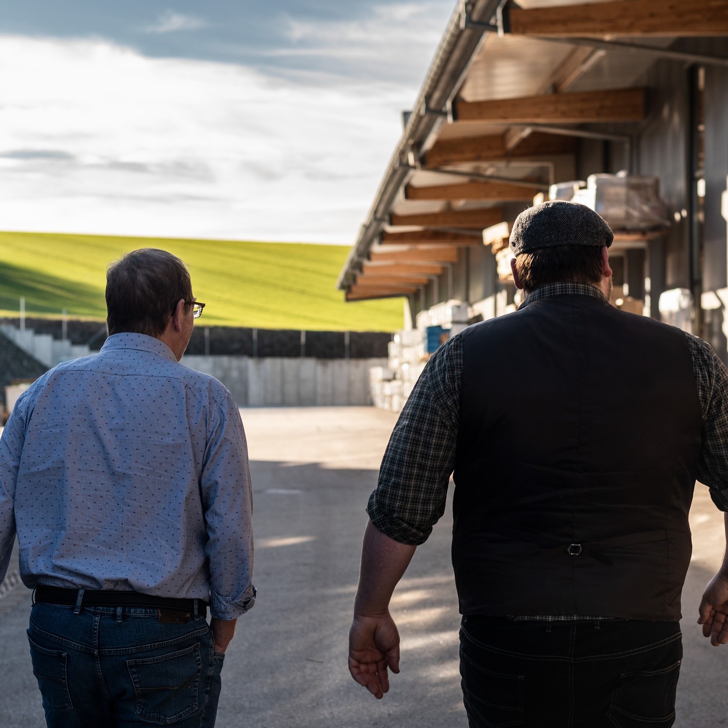 Um eine schnelle Umsetzung und die zügige Lieferung bestellter Produkte zu gewährleisten, muss neben der Produktion vor allem auch die Logistik auf Zack sein.
Intelligente, computergestütze Lagerhaltung ist notwendig um — beispielsweise bei über 50.000 Fenstern und den zahllosen damit verbundenen Zusatzartikeln — schnelle Verfügbarkeit zu gewährleisten.
Beim innovativen "Mix" System — bei dem verschiedene Fenstertypen verbaut werden (z.B. Holz/Alu und Kunststoff) — spart das bares Geld während die Optik "wie aus einem Guss" erscheint. Die effektive, zeitnahe Umsetzung wird durch eine optimierte Lieferkette möglich.