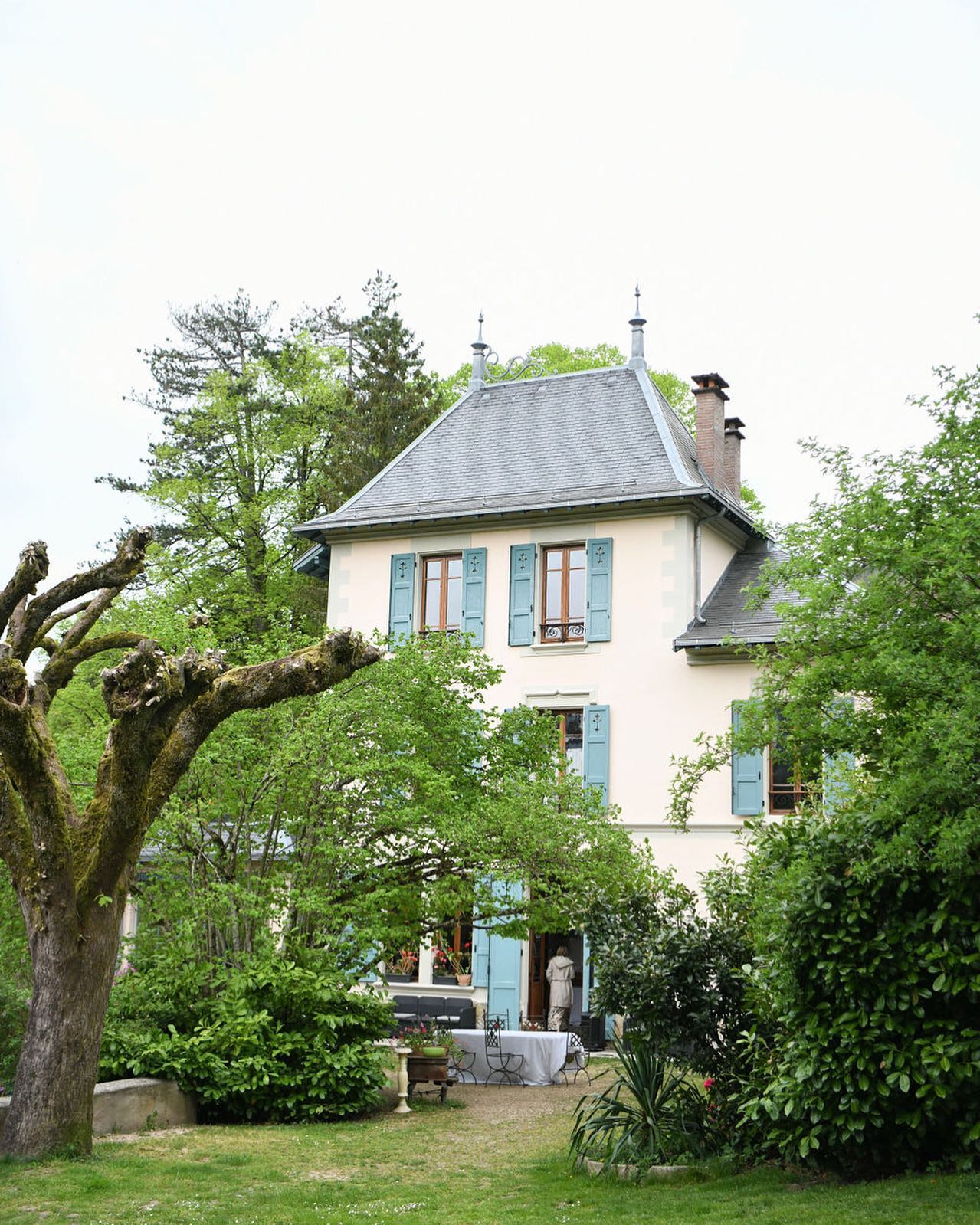 We love planning smaller weddings as they allow us more time to consider non traditional wedding venues and personable details throughout.
A French manor, a villa overlooking the ocean, a mountain chalet… there are unlimited possibilities when it comes to small wedding locations.
📸 @missparisphoto
#frenchweddingvenue #unconventionalweddings