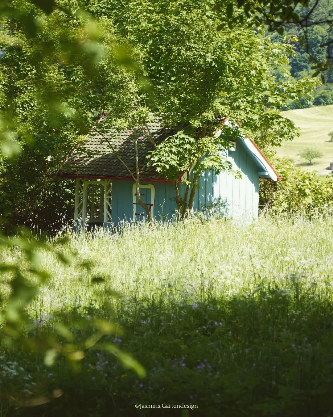 ❔Was sind eigentlich die wichtigsten Komponente, um einen Garten zu einem Wohlfühlgarten zu gestalten?
1. Ein gemütlicher Platz zum Entspannen, Quatschen, Essen und Feiern sollte nicht fehlen. Das kann z.B. ein Gartenhäusschen, ein Pavillon, eine Terrasse, eine Feuerstelle oder ein Senkgarten sei. Achte auf eine ausreichende Beschattung. 🛖
2. Mehrere Sitzgelegenheiten sind sinnvoll; etwas versteckt als Rückzugsort, am Eingangsbereich oder zentral, um den Überblick über das Geschehen zu behalten. 🪑
3. Das Element Wasser, z.B in Form eines Wasserspiels, ein Brunnen, ein Gartenteich oder eine Poolanlage. Wasser sorgt für Abkühlung, hat eine beruhigende Wirkung und generiert ein Urlaubsfeeling im Eigenheim. 💧
4. Die Vegetation macht den Garten erst lebendig 🌱 großzügig angelegte Pflanzflächen sorgen für Struktur, Farbe und mehr Räumlichkeit im Garten. Außerdem bleibt dadurch die Artenvielfalt erhalten.
5. Und zu guter letzt - denke auch an die kleinen Bewohner des Garten! Durch sie wird der Garten erst zu einem funktionierendem System. 🐝
.
.
.
.
.
.
.
.
.
.
.
.
#Landschaftsarchitektur #landschaftsfotografie #Landschaftsgestaltung #landschaftsphotography #landscapearchitecture #landscapedesign #Gartengestaltung #gardendesign #gardeninspo #gardenphotography #gartenjournal #gartenbau #gartenblog #gartenkonzepte #grünebranche #grünanlagen #grünimgarten #grünimgarten #Hausgartenplanung #homeandgarden #hausbau2023 #hausbau2022 #hausundgarten