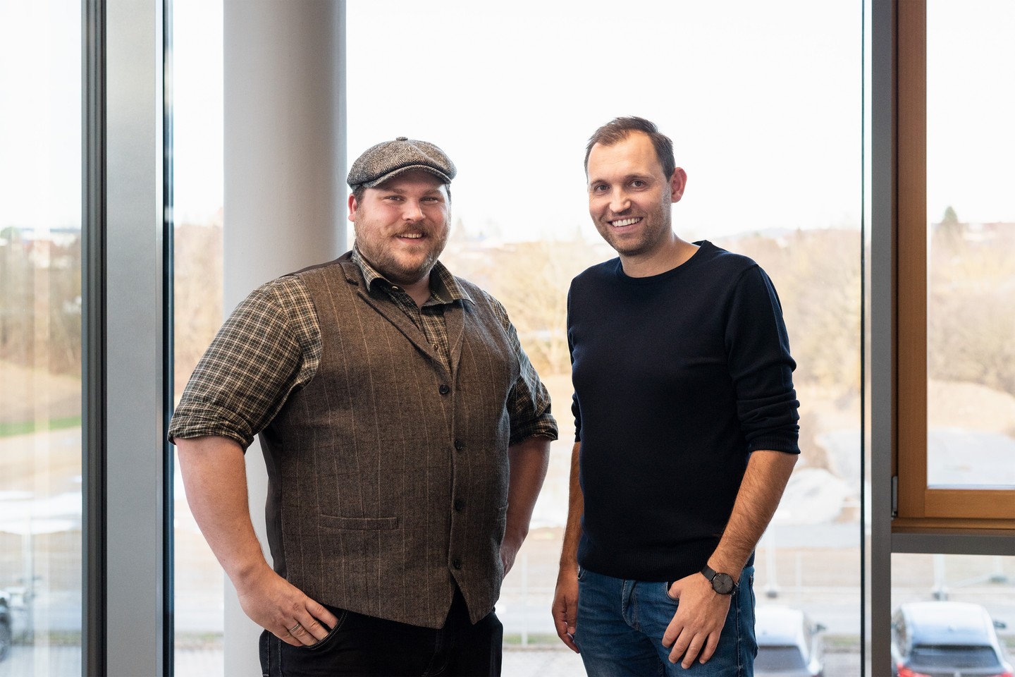 Persönlicher Kontakt und die Begegnung auf Augenhöhe, sind im Geschäftlichen ebenso wichtig wie im Privaten. Umso mehr war es mir ein Anliegen, im Werk der Firma Groß, meinen künftigen Geschäftspartnern einmal selbst in die Augen sehen zu können.
Das schönste daran war, wie selbstverständlich sich alle Zeit nahmen. Selbst Herr Groß (Senior) lies es sich nicht nehmen; trotz anstehender Termine; sich kurz vorzustellen und ein wenig zu plaudern. So gelang es uns auch, innerhalb weniger Minuten, die 'speziellen' Beziehungen zwischen Oberpfälzern zu Franken und den Niederbayern zu Österreich zu erörtern. 😊
An dieser Stelle ein herzliches 'Dankeschön'.
Vielen Dank der gesamten Firma Groß und im Besonderen Herrn Groß Senior; Herrn Johannes Groß und Herrn Hanner!
Ein wirklich sehr schöner Tag der nicht nur durch die persönlichen Kontakte und fachlichen Gespräche hervorstach; auch die Landschaft rund um Salzweg tat ihr Übriges um diesen Tag mehr als positiv im Gedächtnis zu verankern.