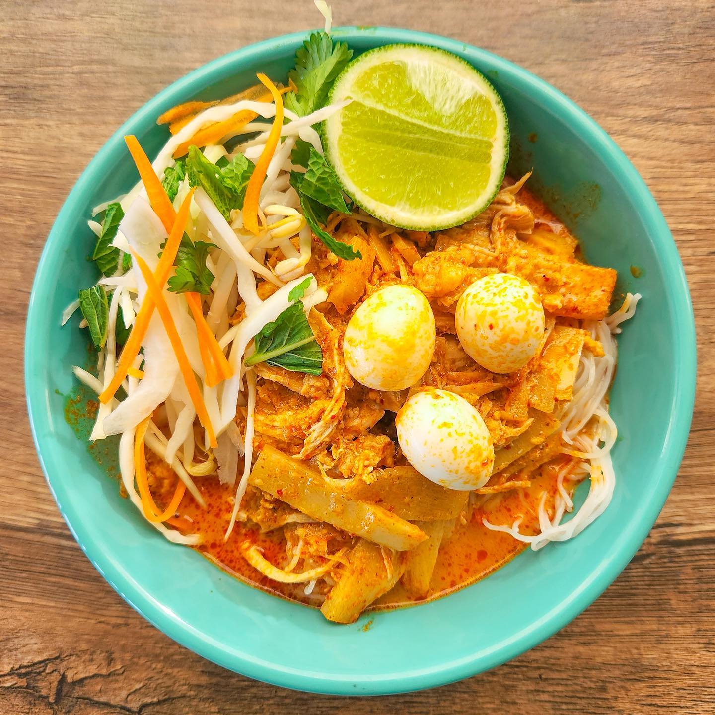 💥 February’s Special of the Month: Chicken Khaopoon 💥
This popular dish is back and a perfect cure for the cold weather. Bold, rich broth with a kick + rice noodles, shredded chicken breast, quail eggs, cabbage, bamboo, bean sprouts, mint and cilantro. Naturally gluten free. This dish cannot be made vegetarian or vegan.
.
.
.
#khaopoon #sweetbasilmke #noodledishes #thaifoodstagram #laofoodmovement #lapfood #sendnoodz #milwaukeefoodie